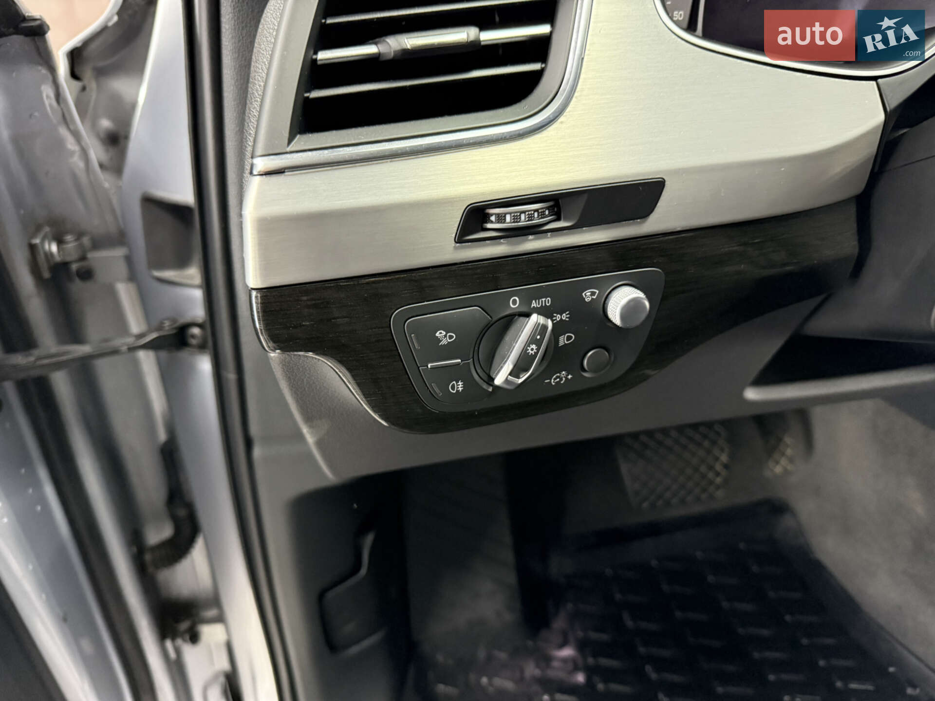 Audi Q7 2018 VIN WA1VAAF73JD031065 фото оголошення 11 з 30