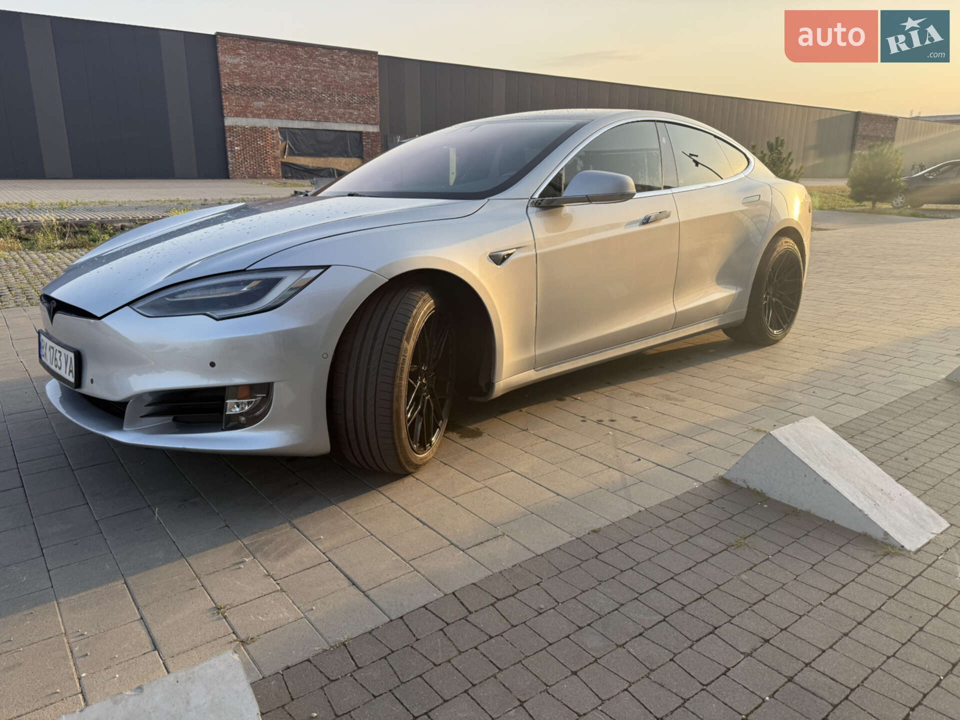 Tesla Model S 2017 VIN 5YJSA1E21HF194024 фото оголошення 3 з 13