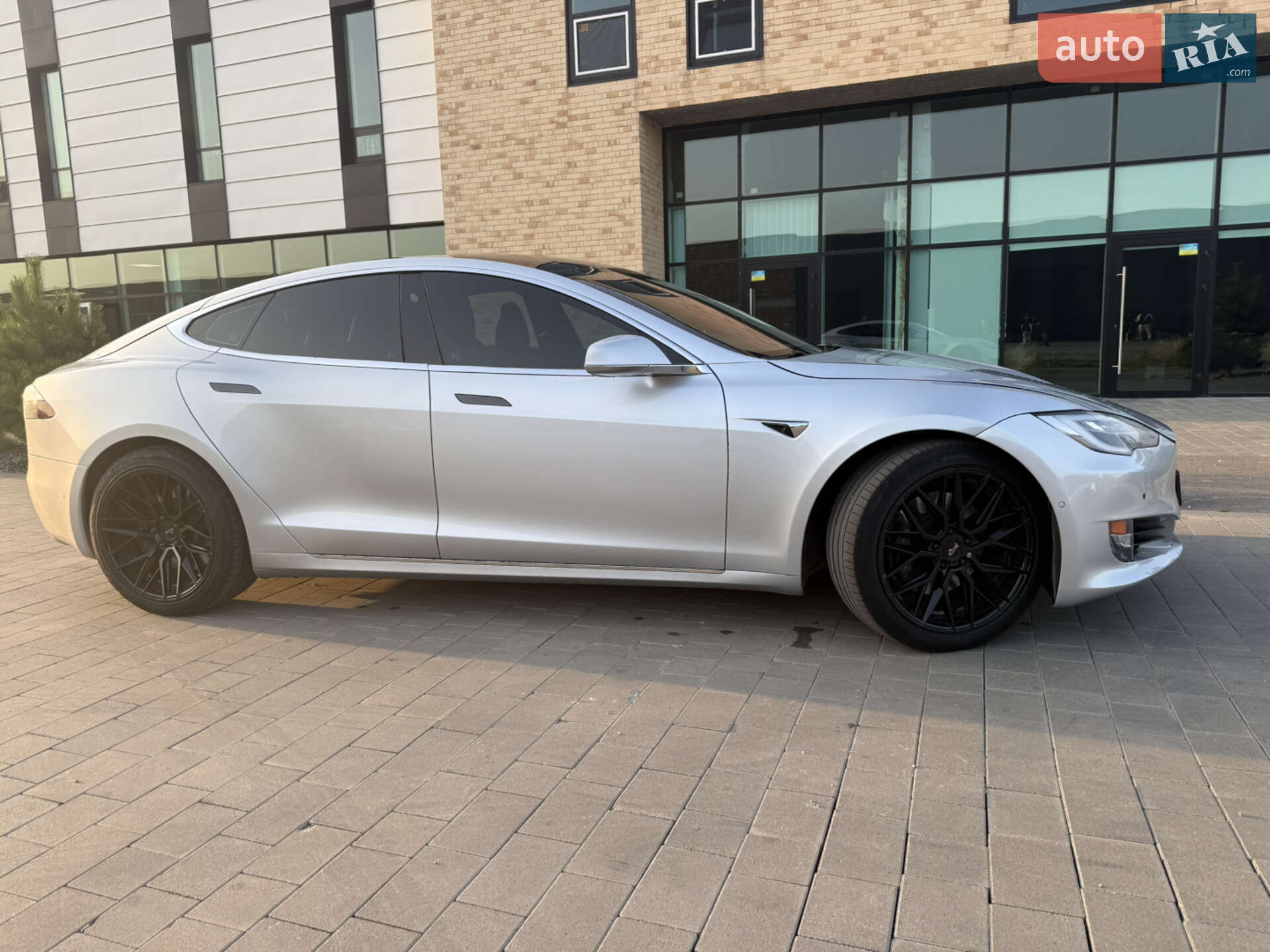 Tesla Model S 2017 VIN 5YJSA1E21HF194024 фото оголошення 4 з 13
