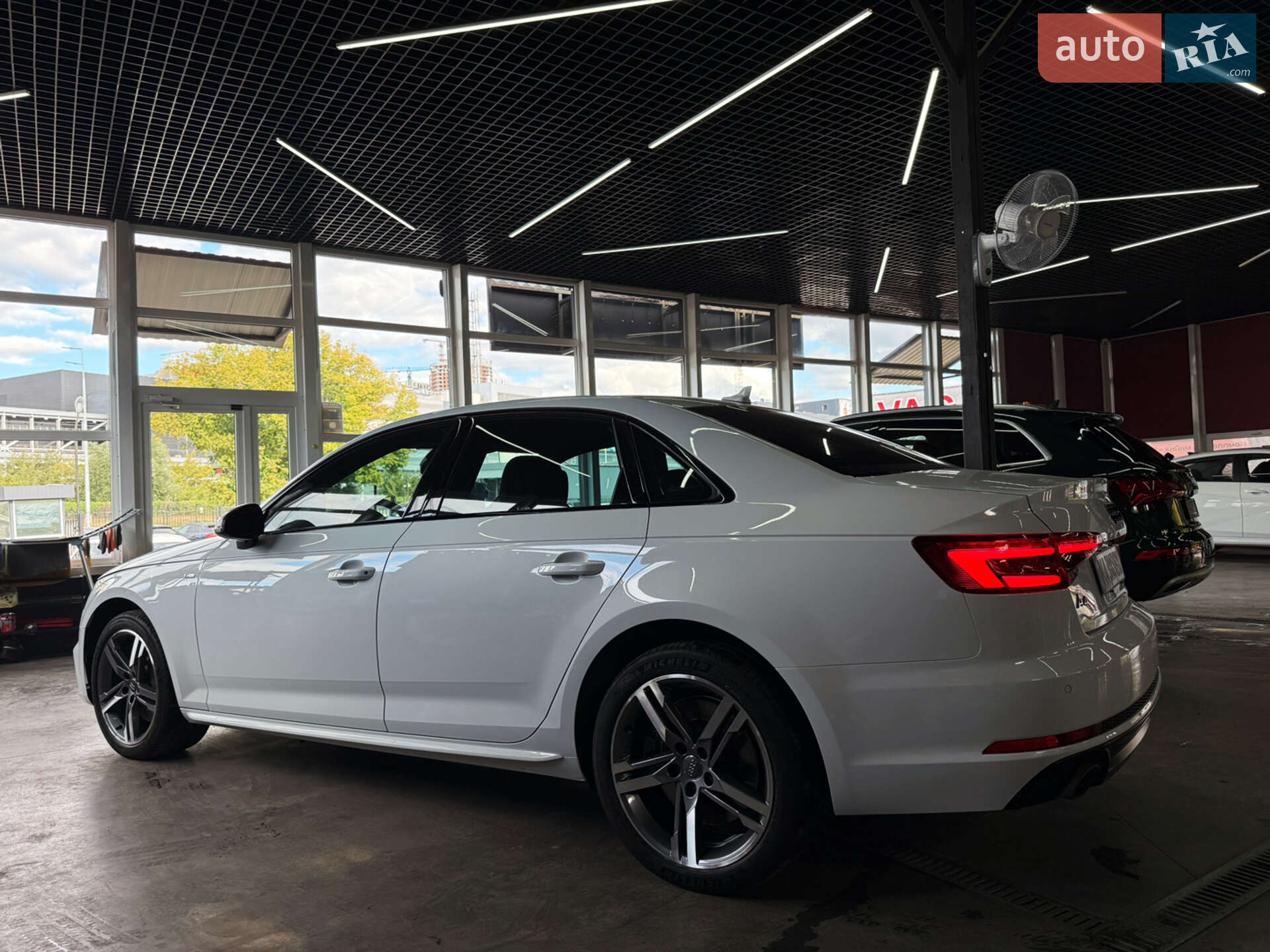 Audi A4 2016 VIN WAUENAF45HN022949 фото оголошення 2 з 15