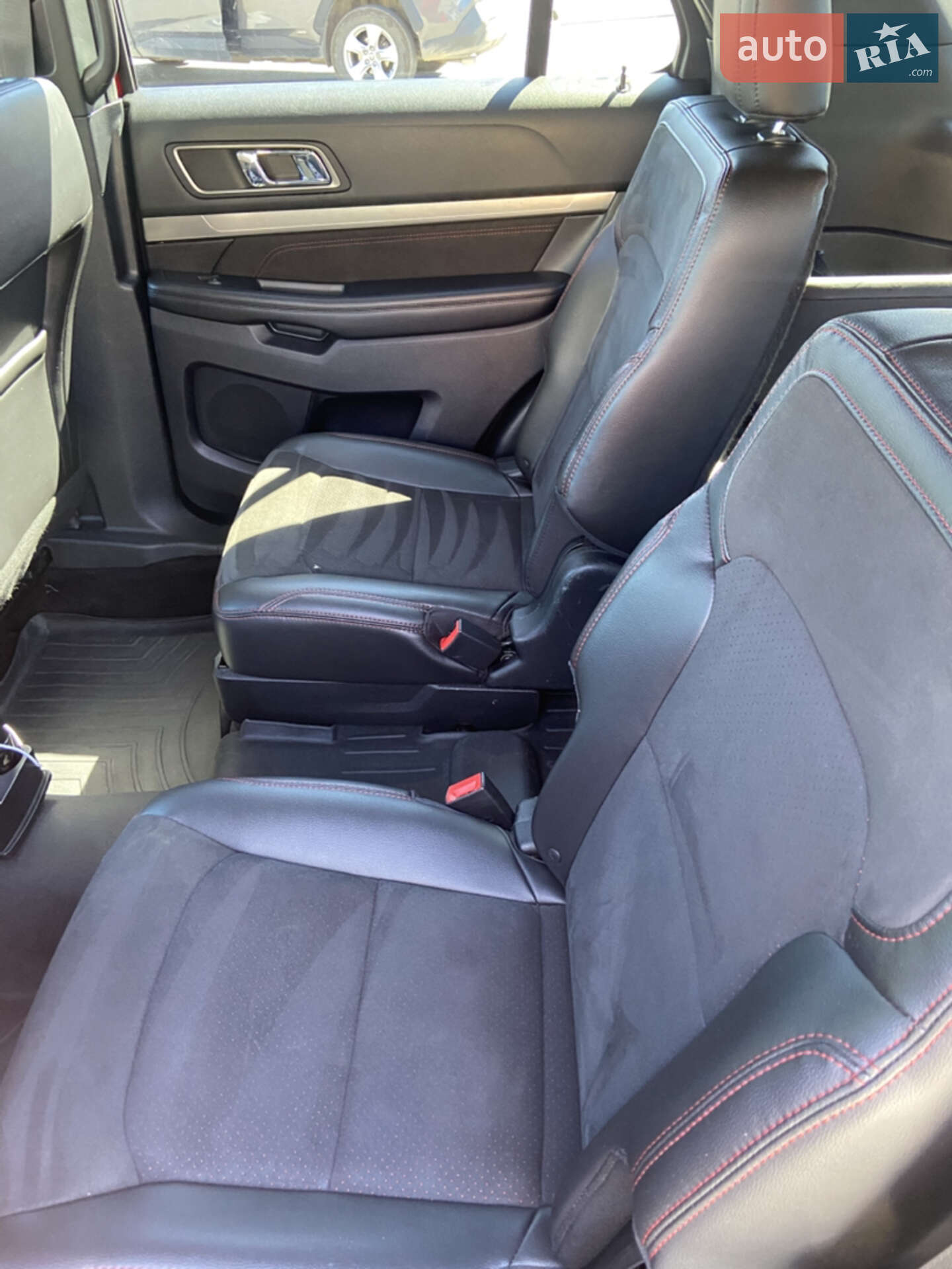 Ford Explorer 2018 VIN 1FM5K8D88JGC04189 фото оголошення 14 з 19