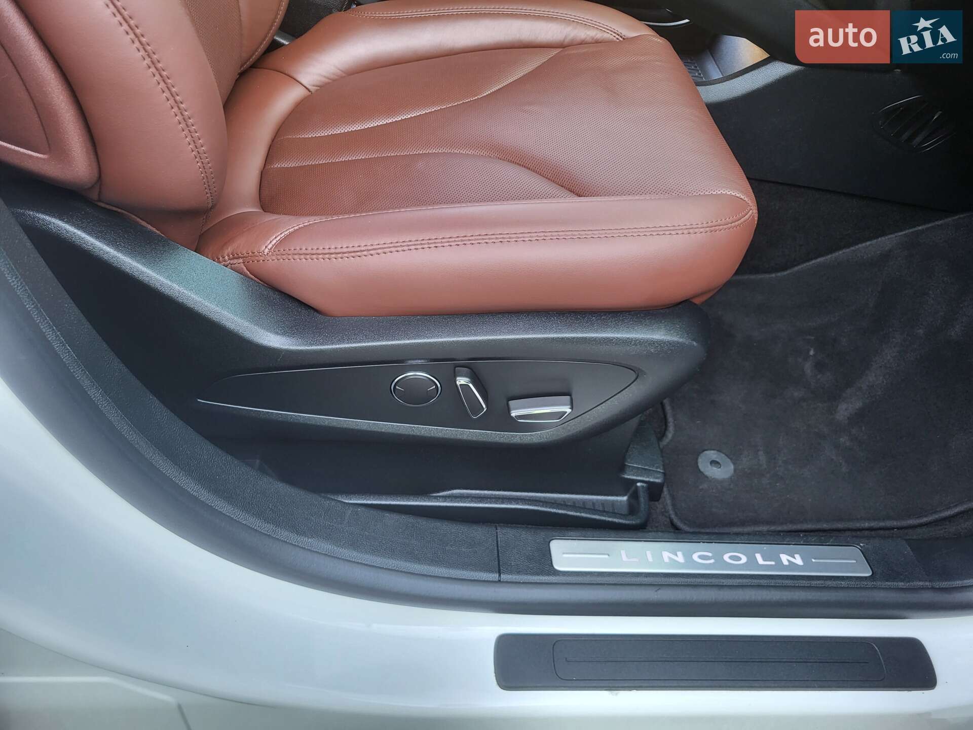 Lincoln Nautilus 2019 VIN 2LMPJ6K98LBL04383 фото оголошення 24 з 45