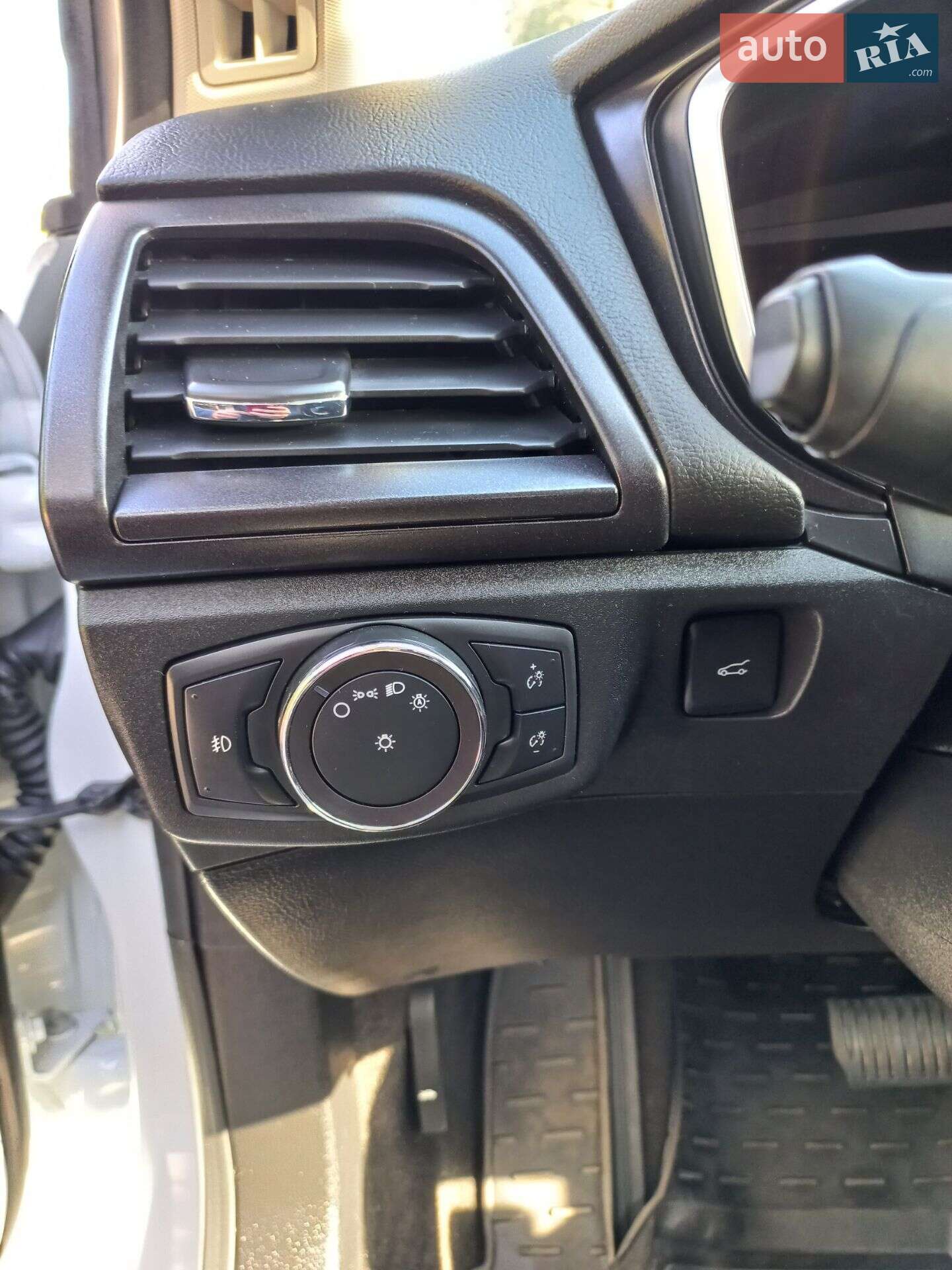 Ford Fusion 2019 VIN 3FA6P0SU0KR191949 фото оголошення 19 з 39