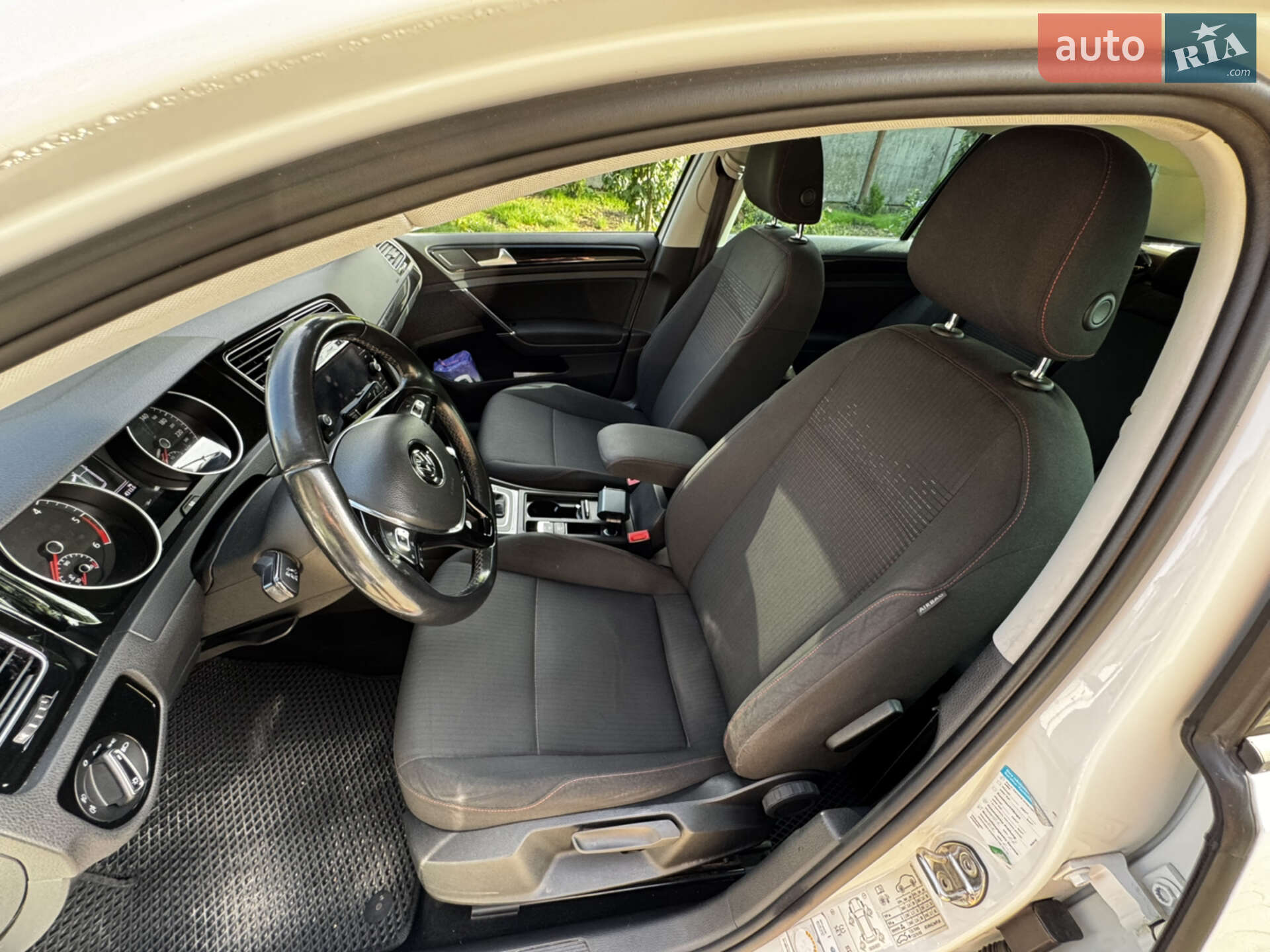 Volkswagen Golf 2017 VIN WVWZZZAUZJP561011 фото оголошення 14 з 26