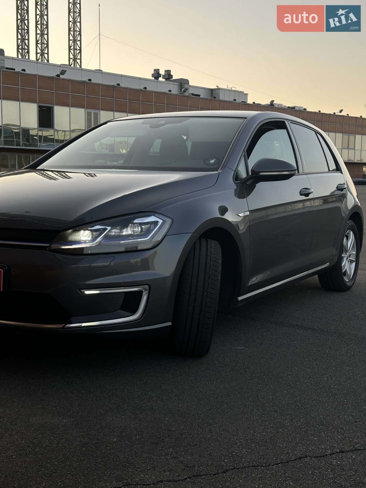 Volkswagen e-Golf 2018 VIN WVWZZZAUZJW907857 фото оголошення 3 з 30