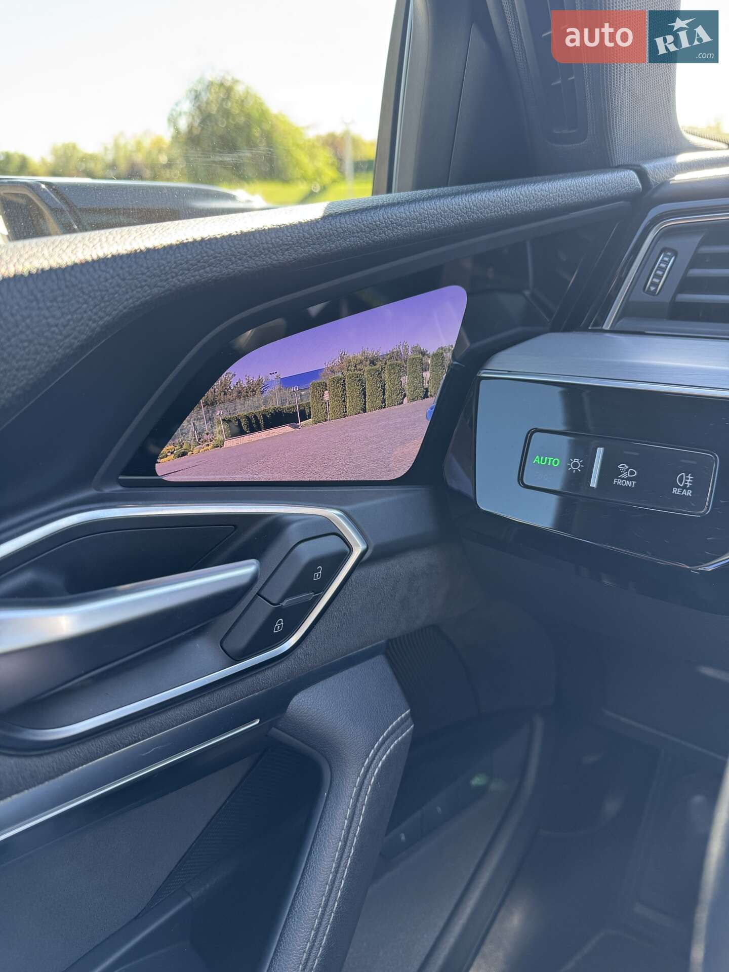 Audi e-tron 2018 VIN WAUZZZGE9KB002207 фото оголошення 10 з 14