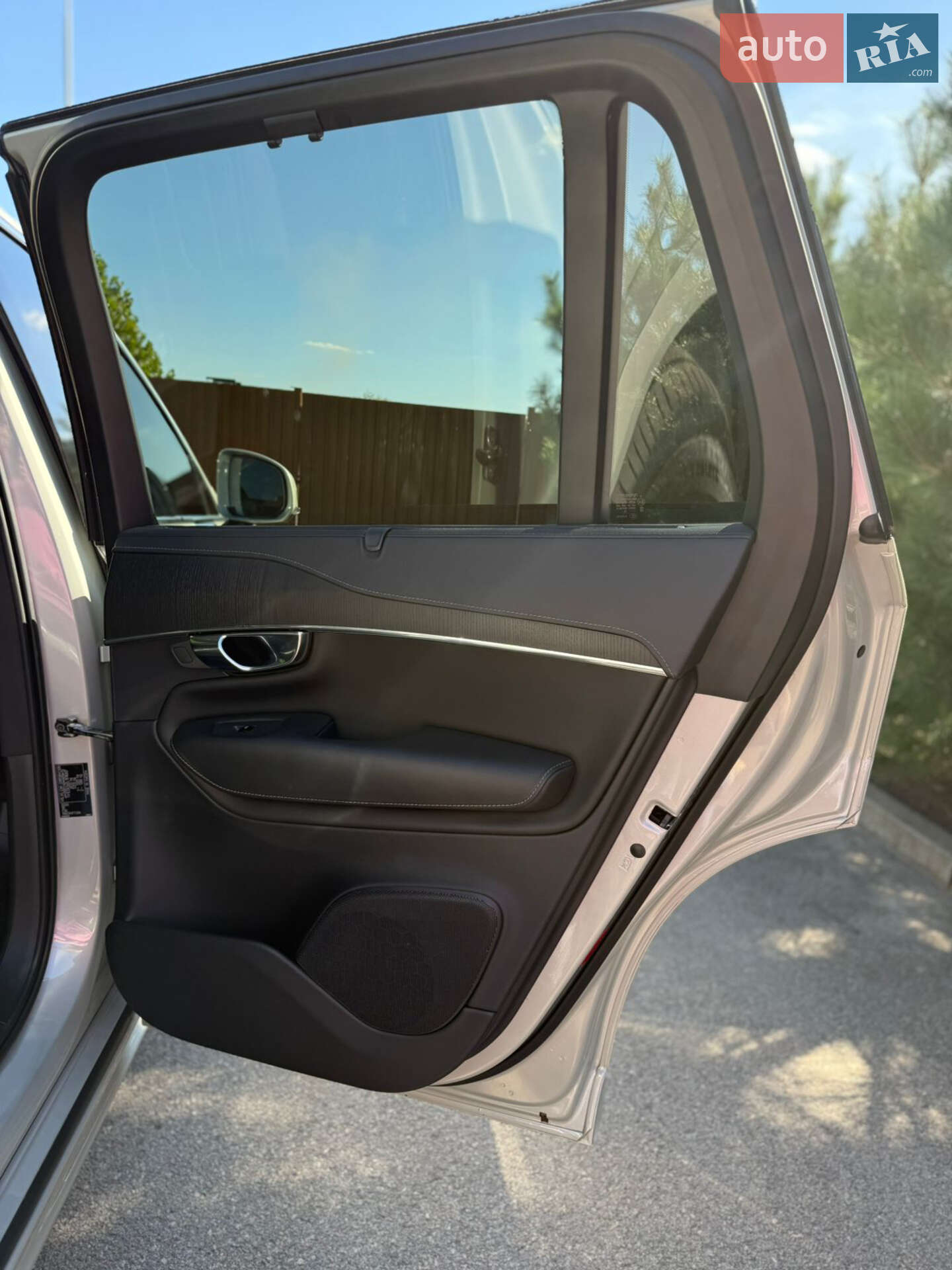 Volvo XC90 2020 VIN YV1LCK2UCL1618207 фото оголошення 2 з 25