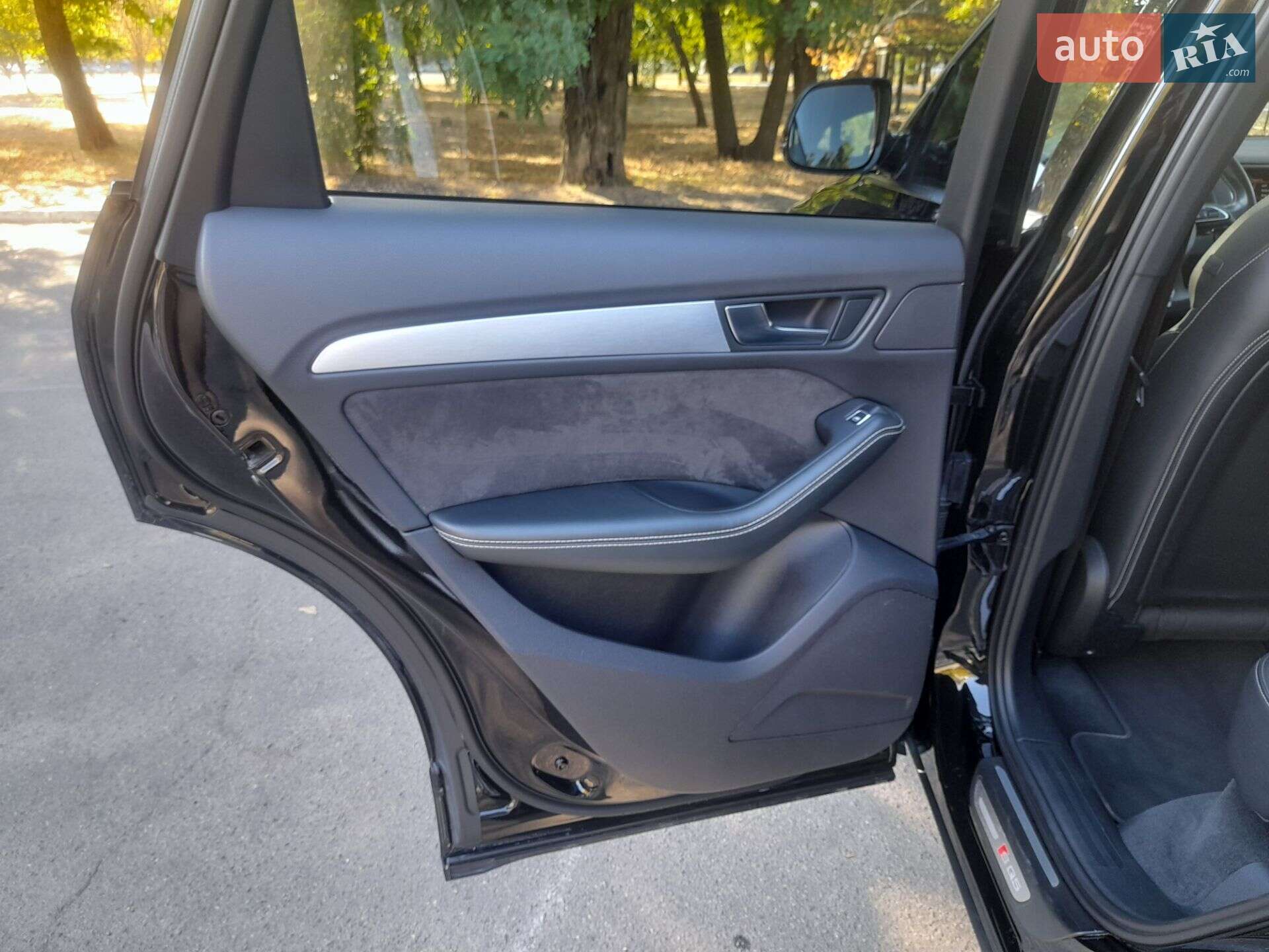 Audi SQ5 2015 VIN WAUZZZ8R3GA031863 фото оголошення 19 з 27