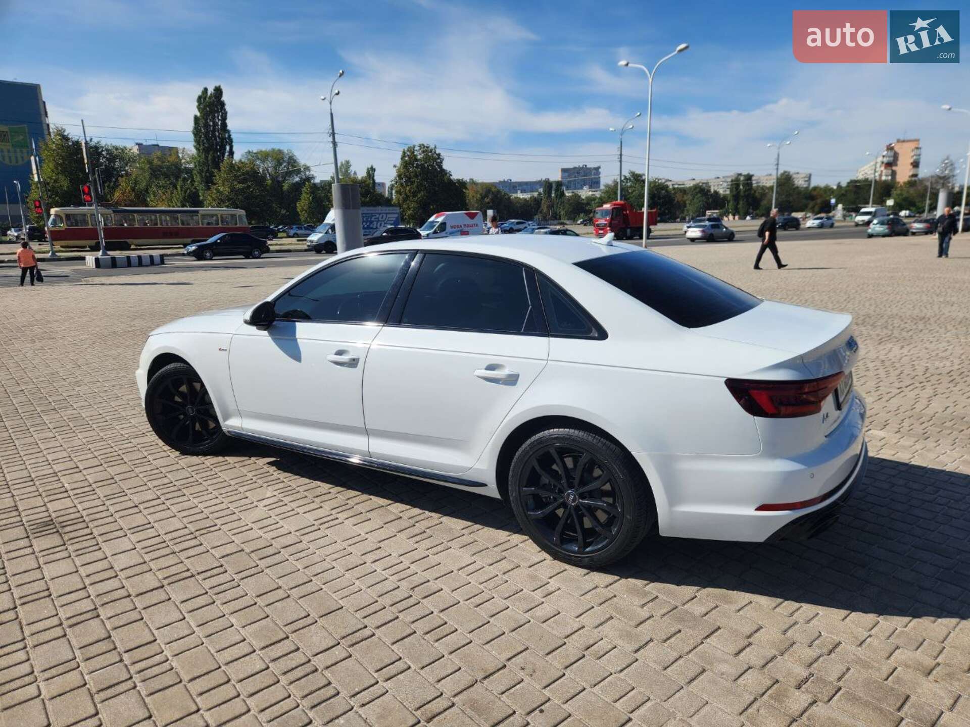Audi A4 2018 VIN WAUENAF47KA036463 фото оголошення 9 з 43