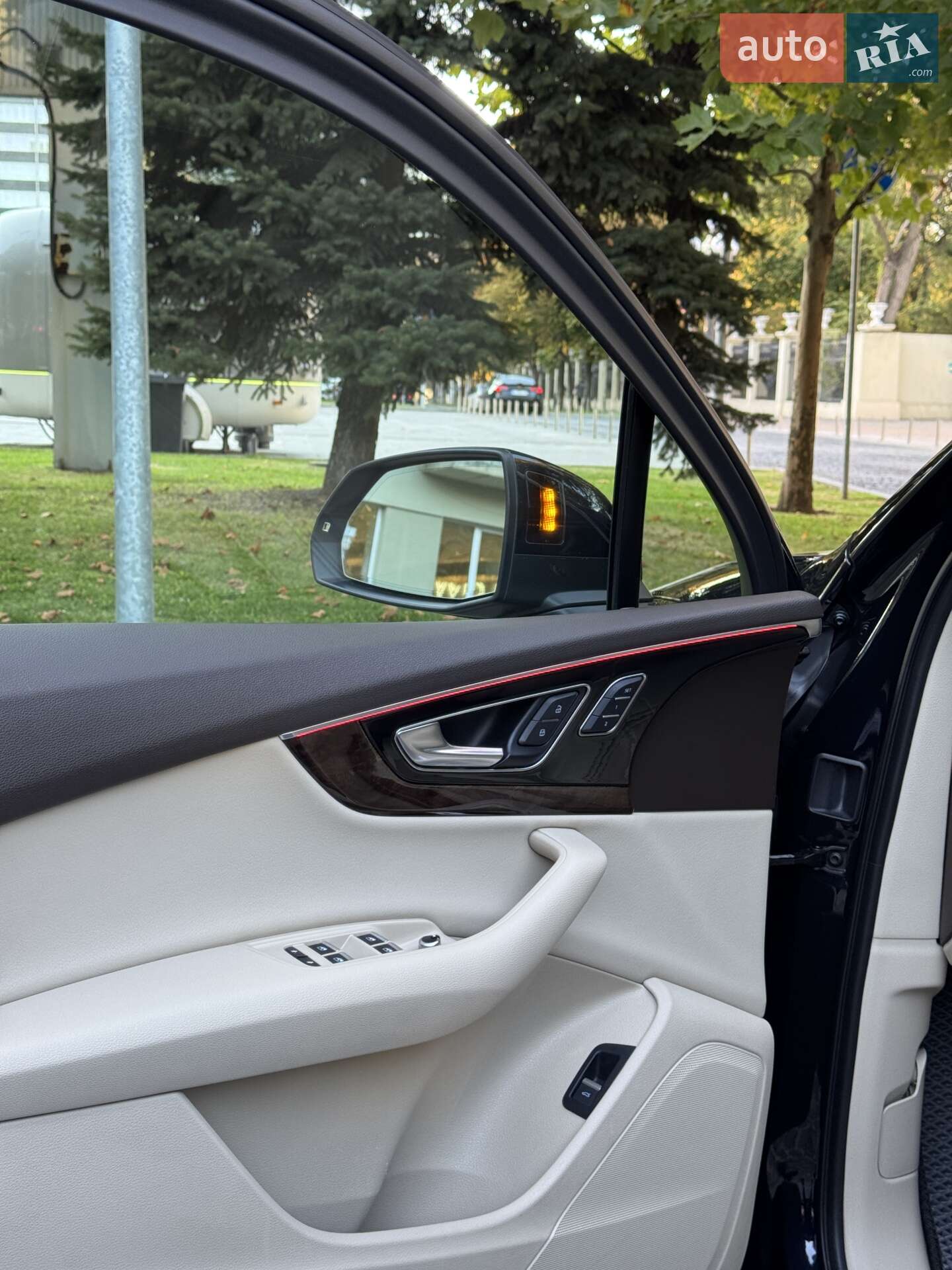 Audi Q7 2016 VIN WA1LAAF72HD022892 фото оголошення 28 з 47