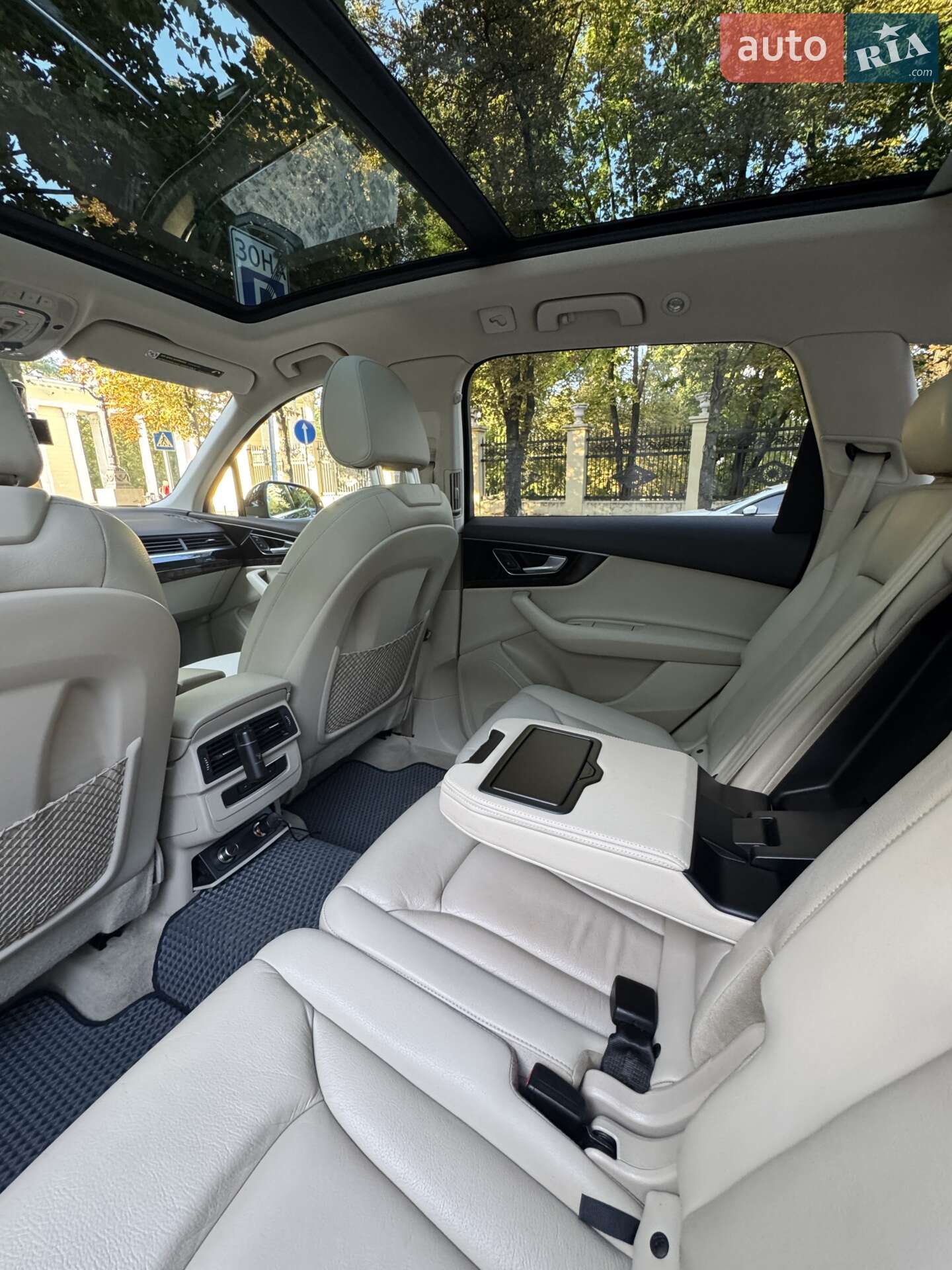 Audi Q7 2016 VIN WA1LAAF72HD022892 фото оголошення 36 з 47