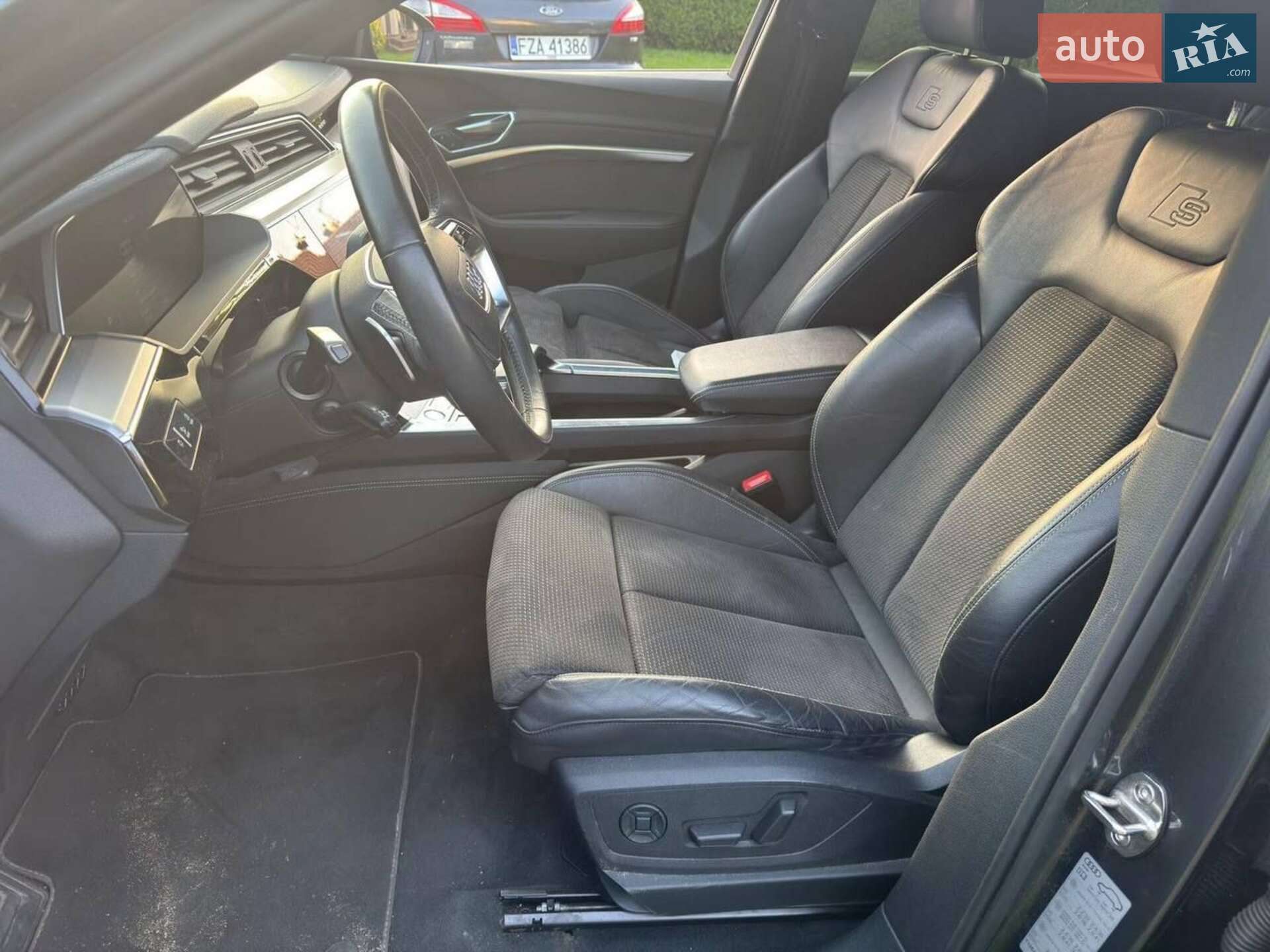 Audi e-tron 2019 VIN WAUZZZGEXLB016814 фото оголошення 4 з 23