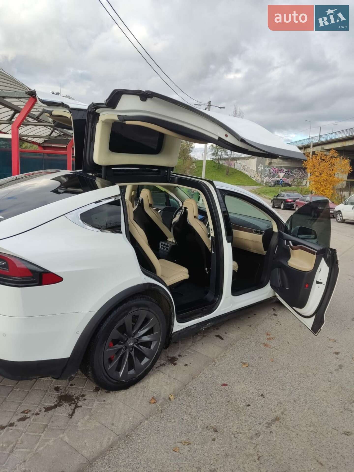 Tesla Model X 2015 VIN 5YJXCBE45GFS00610 фото оголошення 3 з 28
