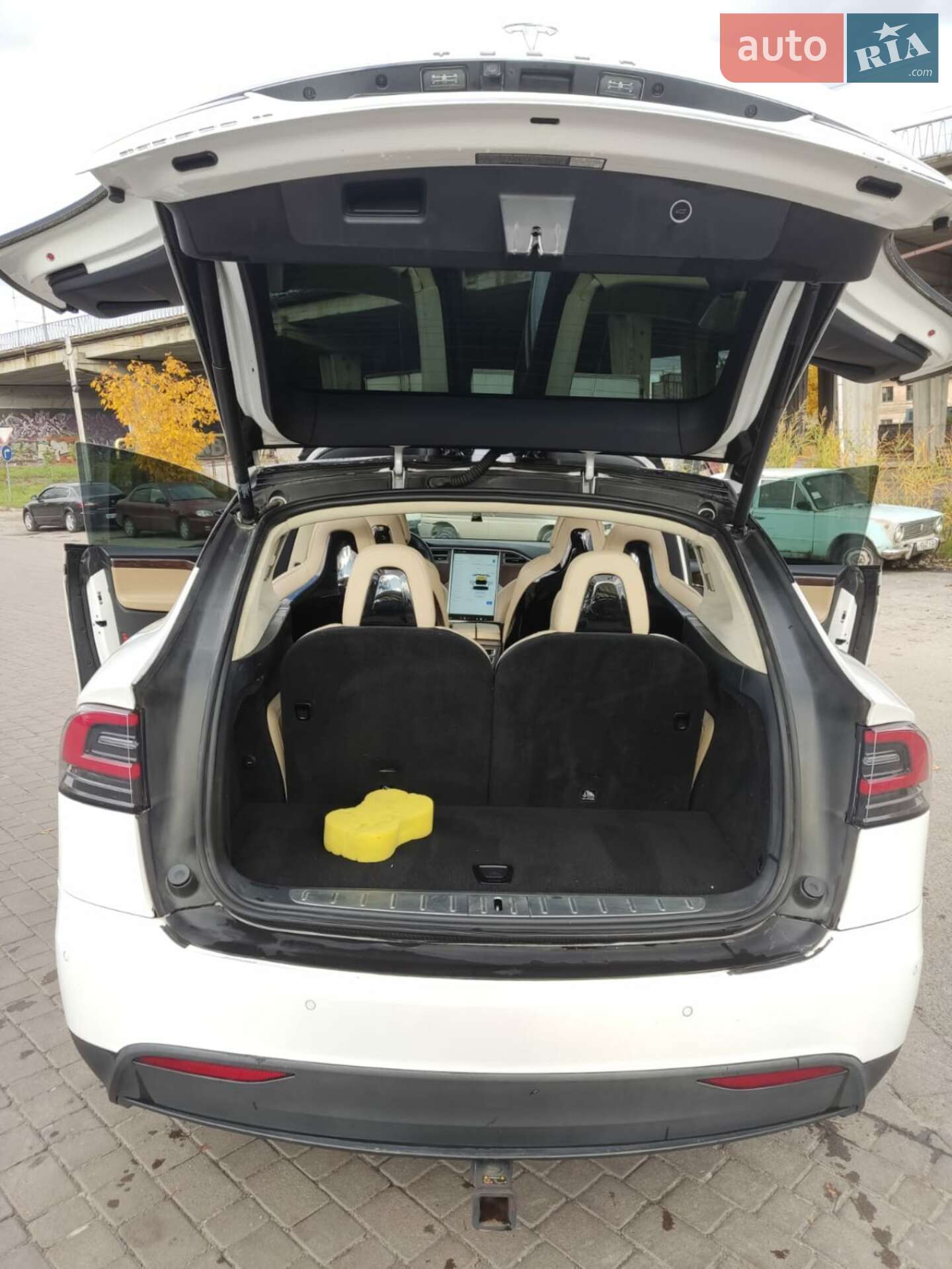 Tesla Model X 2015 VIN 5YJXCBE45GFS00610 фото оголошення 10 з 28
