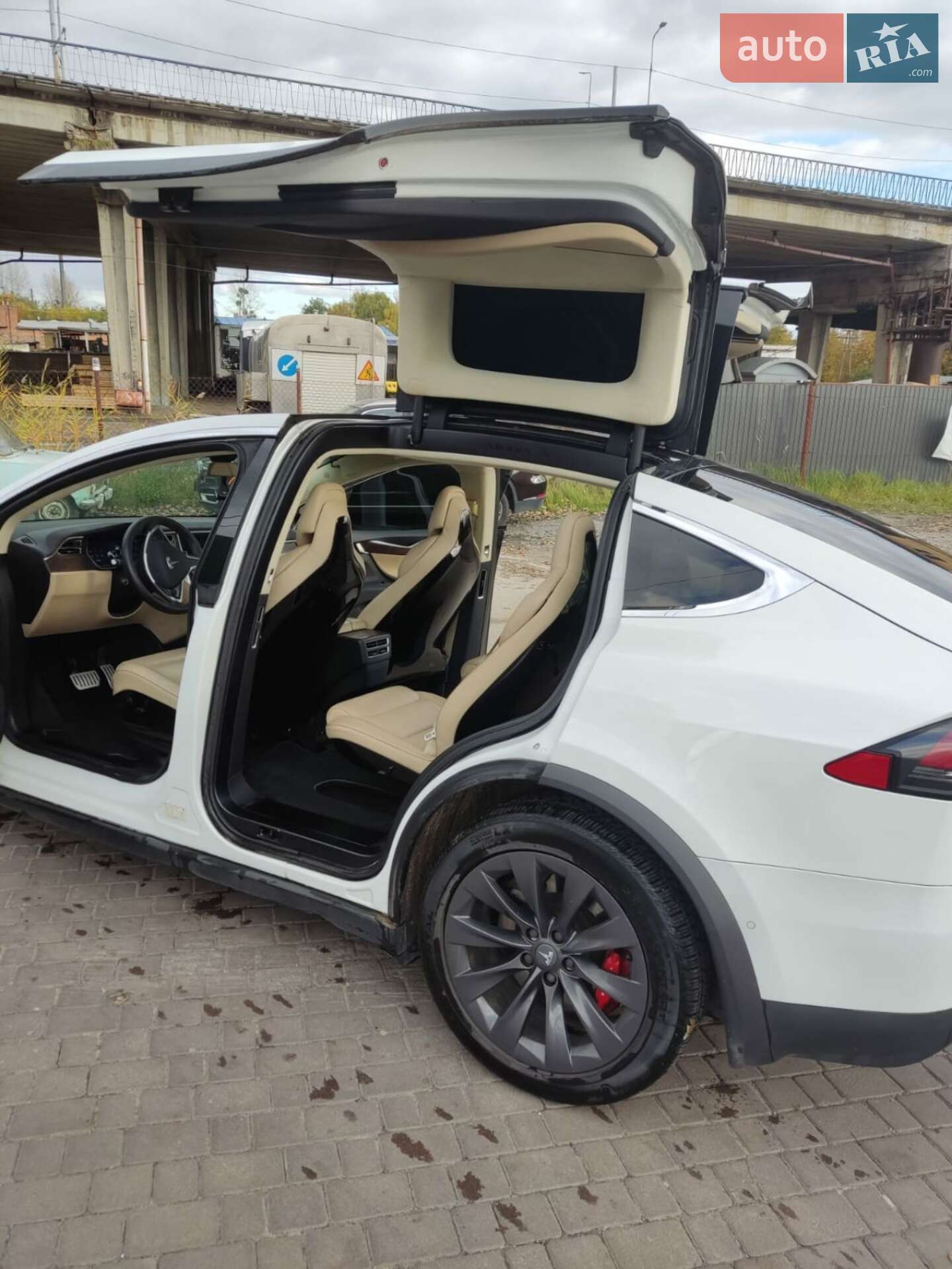 Tesla Model X 2015 VIN 5YJXCBE45GFS00610 фото оголошення 13 з 28