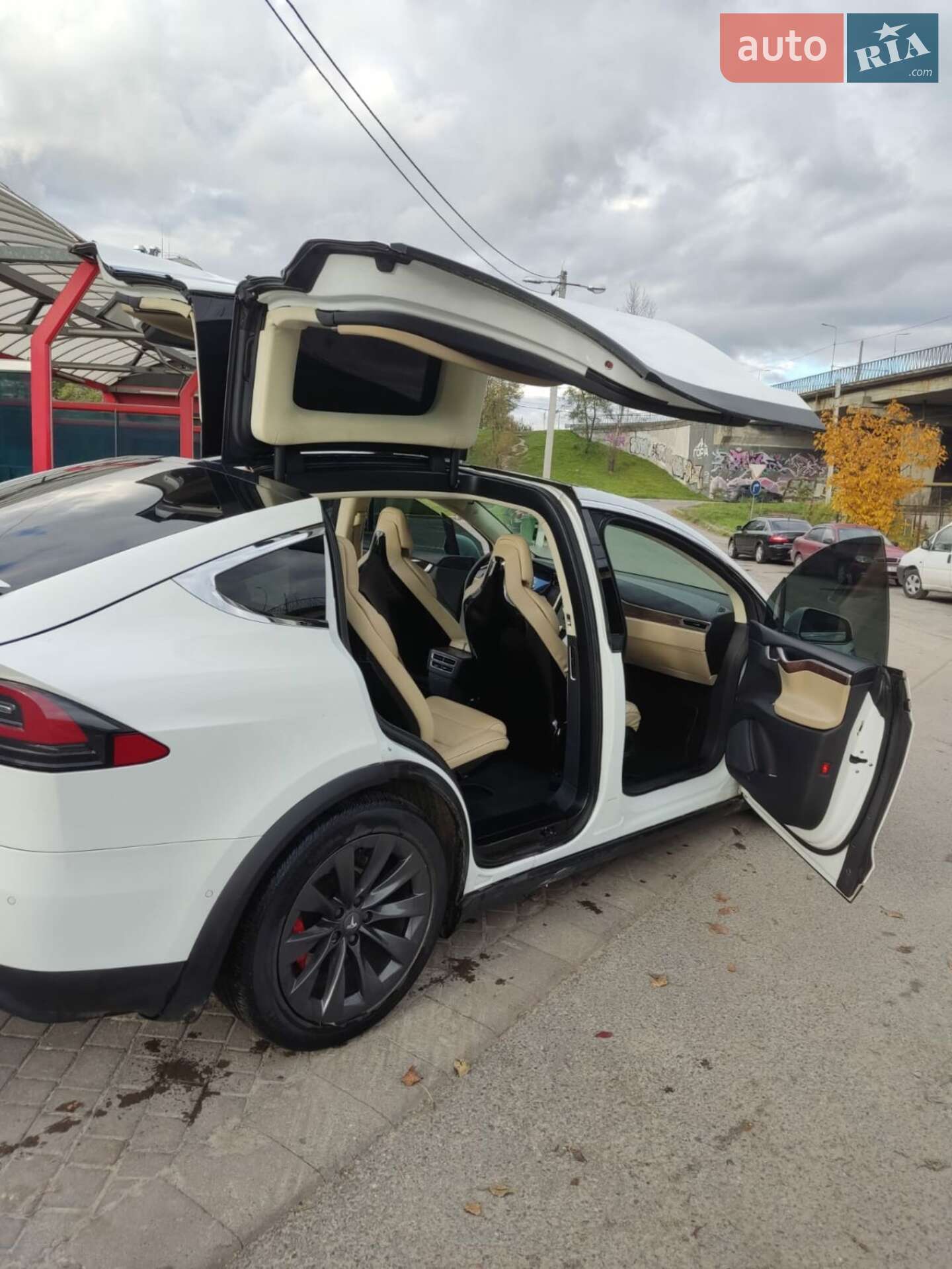 Tesla Model X 2015 VIN 5YJXCBE45GFS00610 фото оголошення 14 з 28
