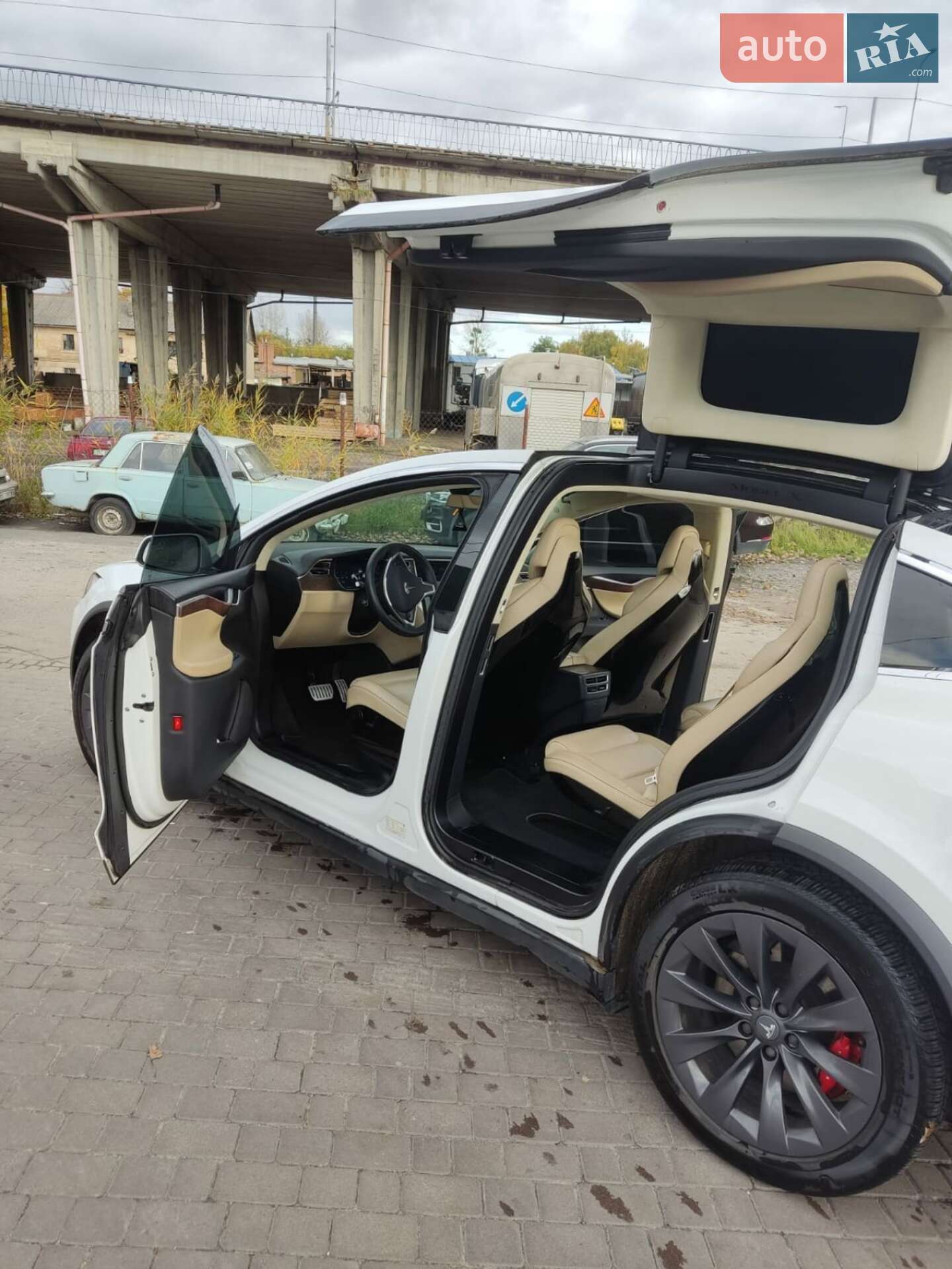Tesla Model X 2015 VIN 5YJXCBE45GFS00610 фото оголошення 16 з 28