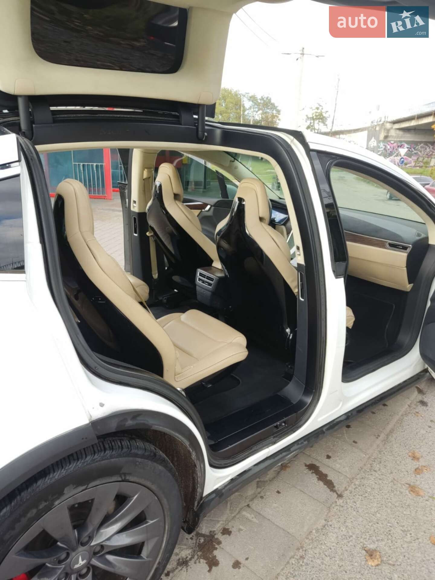 Tesla Model X 2015 VIN 5YJXCBE45GFS00610 фото оголошення 17 з 28