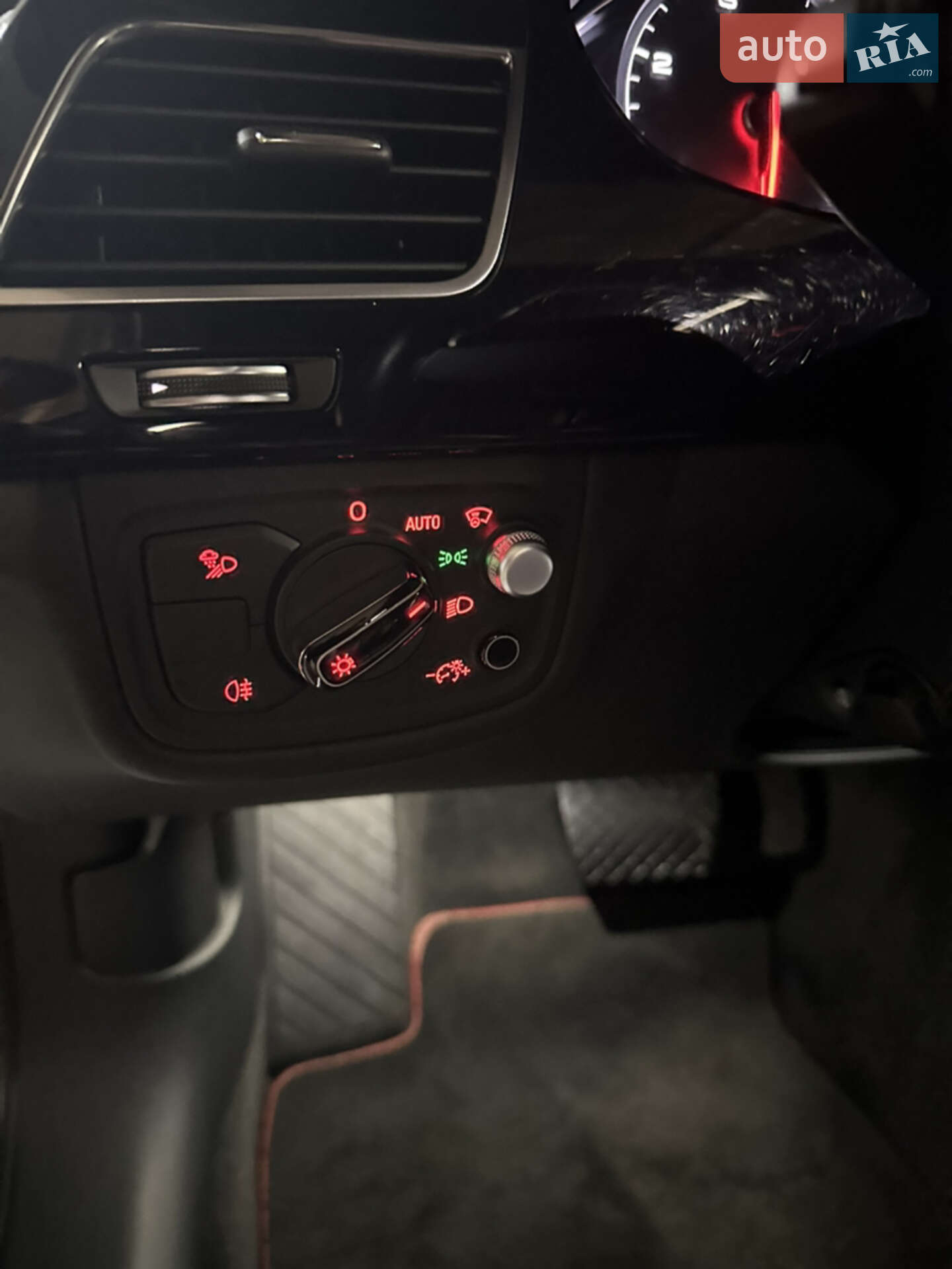 Audi A8 2017 VIN WAUZZZ4H5HN015820 фото оголошення 13 з 25