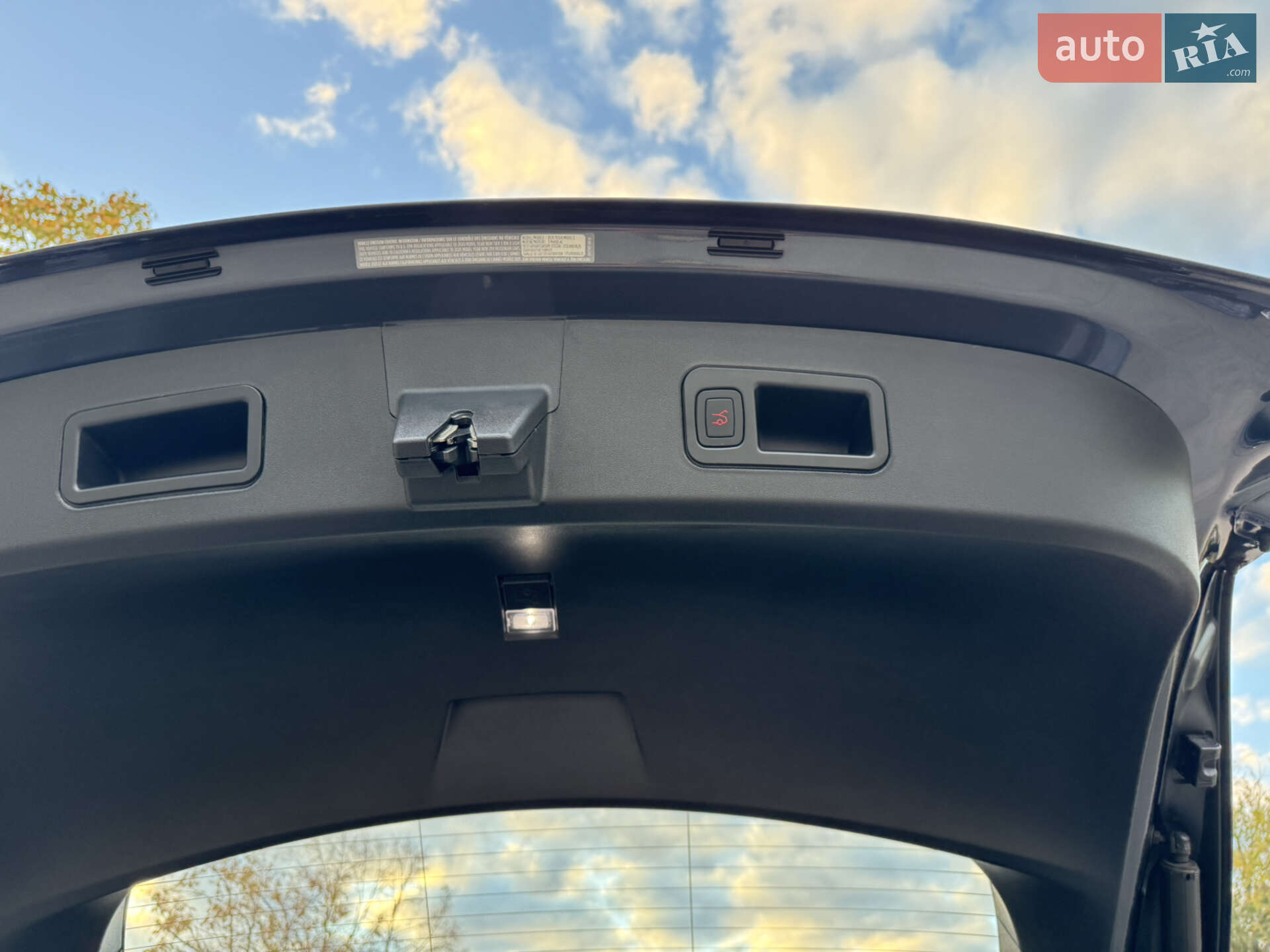 Tesla Model S 2020 VIN 5YJSA1E22LF369714 фото оголошення 2 з 50
