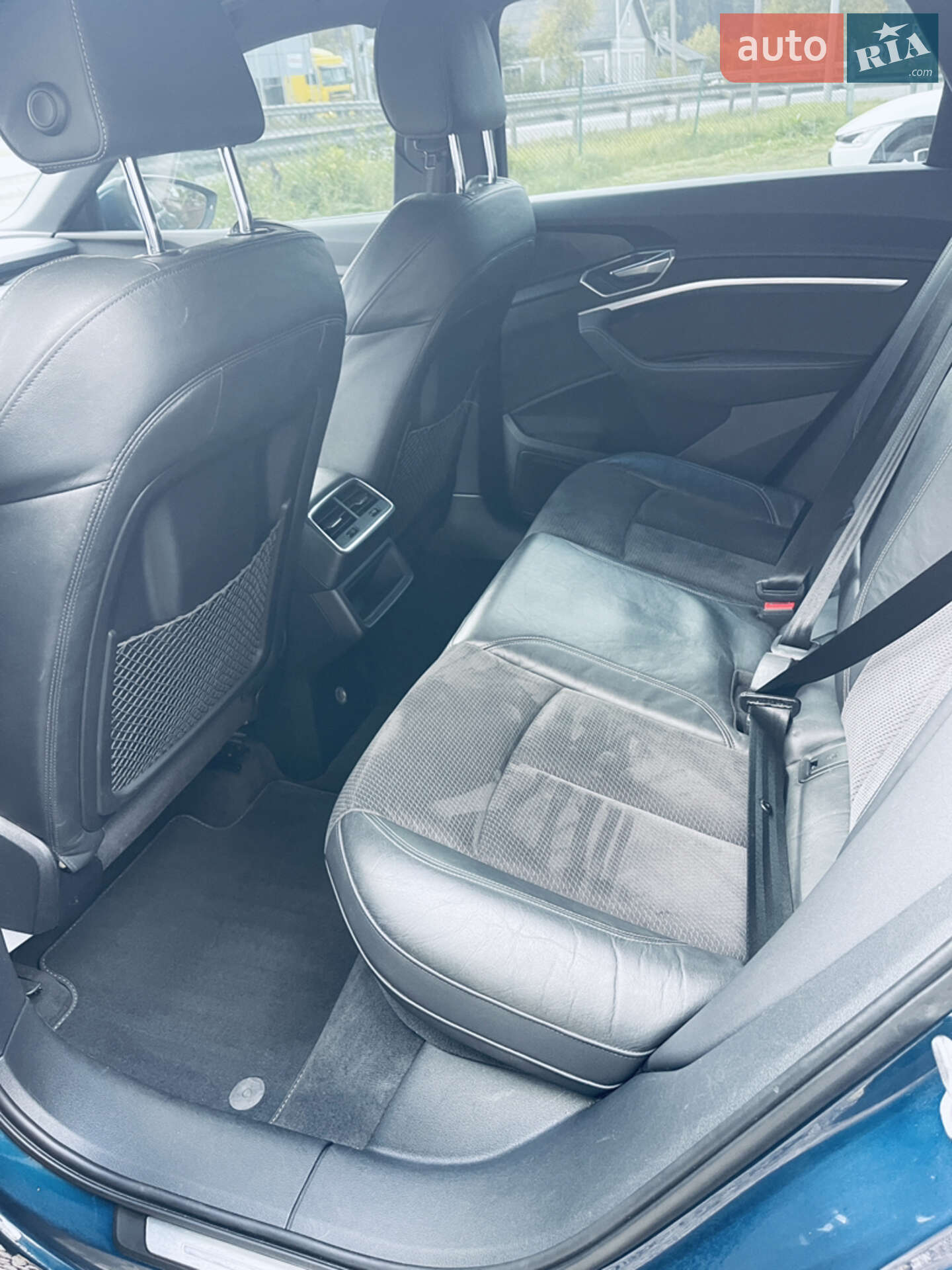 Audi e-tron 2019 VIN WAUZZZGE6LB006815 фото оголошення 2 з 38