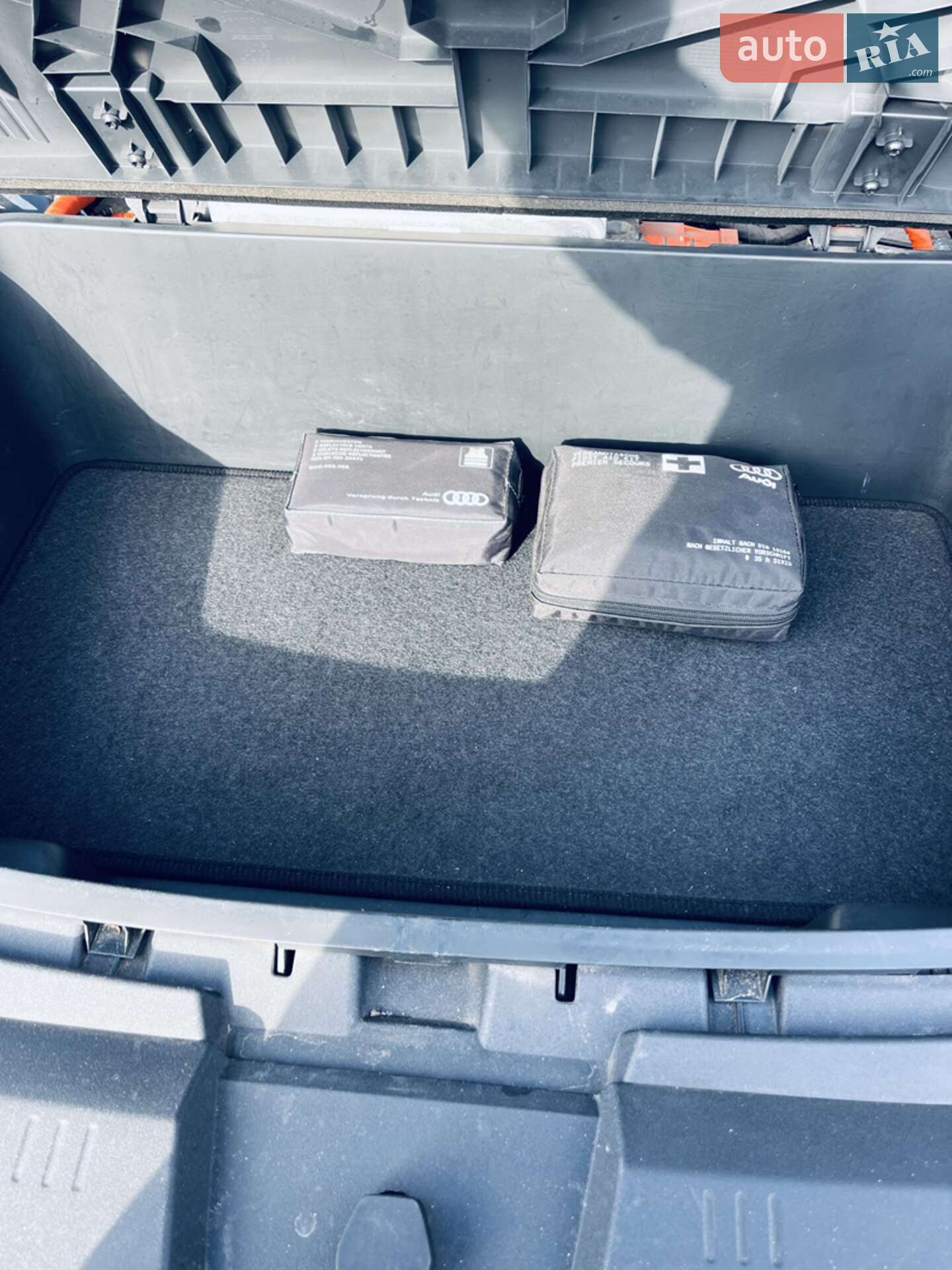 Audi e-tron 2019 VIN WAUZZZGE6LB006815 фото оголошення 24 з 38