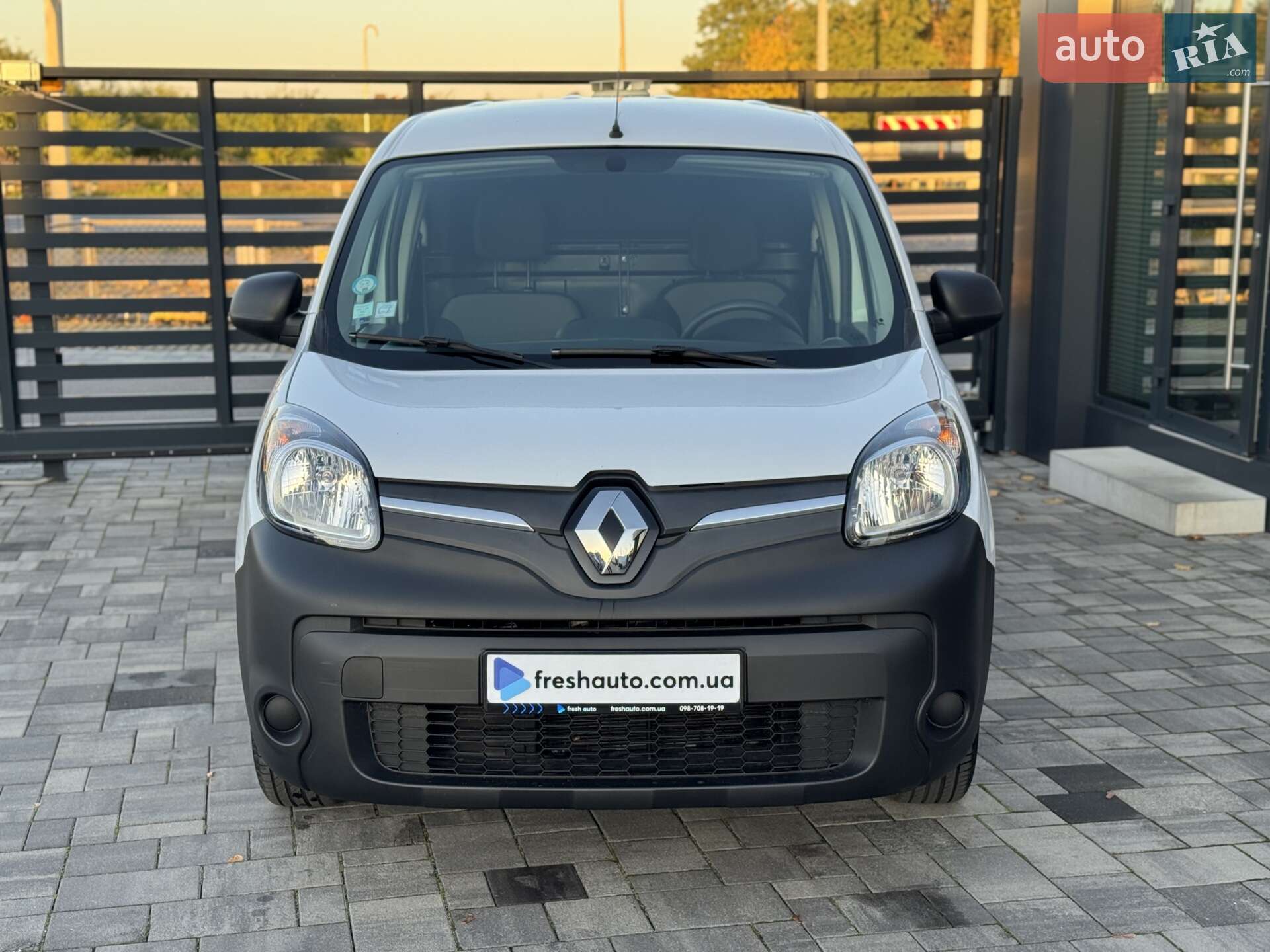 Renault Kangoo 2018 VIN VF1FW51H159963192 фото оголошення 2 з 36