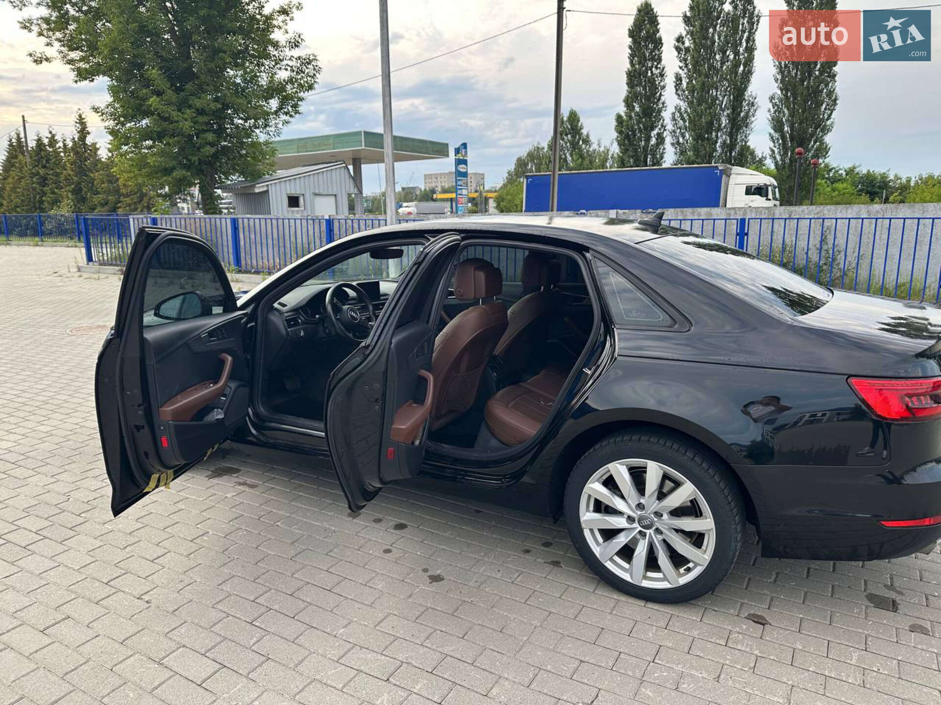 Audi A4 2016 VIN WAUANAF41HN039682 фото оголошення 10 з 37