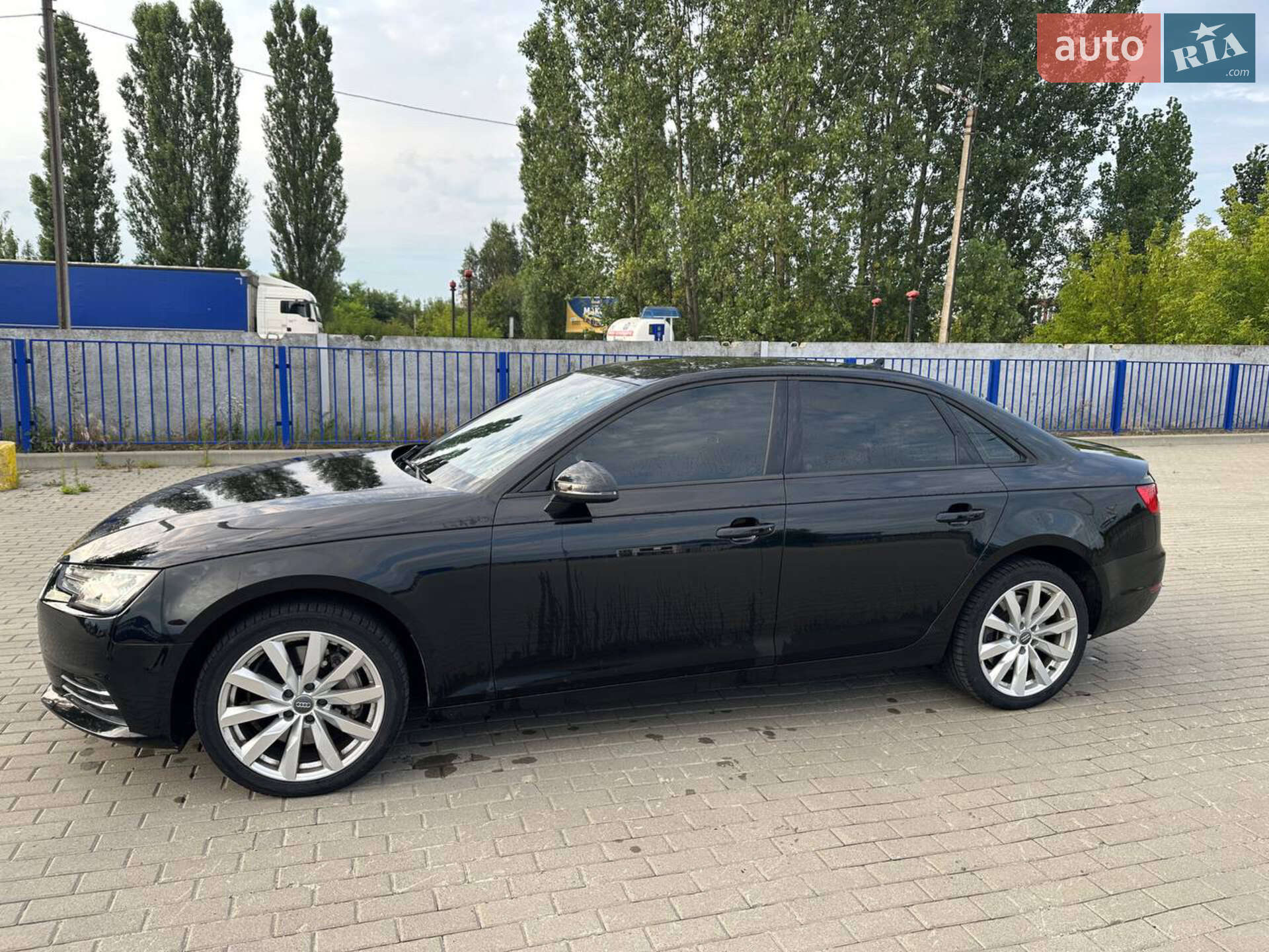 Audi A4 2016 VIN WAUANAF41HN039682 фото оголошення 4 з 37