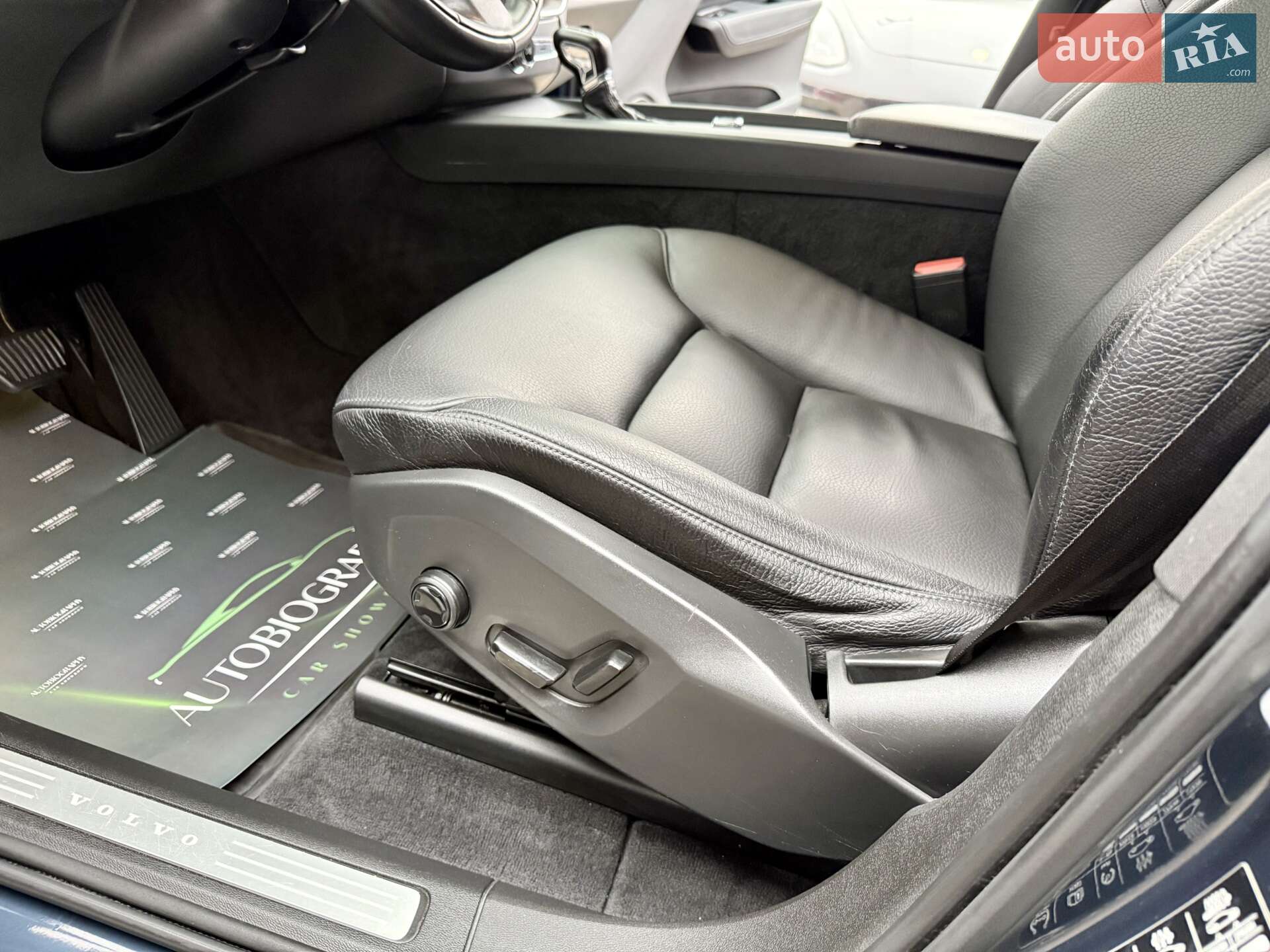 Volvo XC60 2017 VIN YV1UZA88CJ1015312 фото оголошення 30 з 48