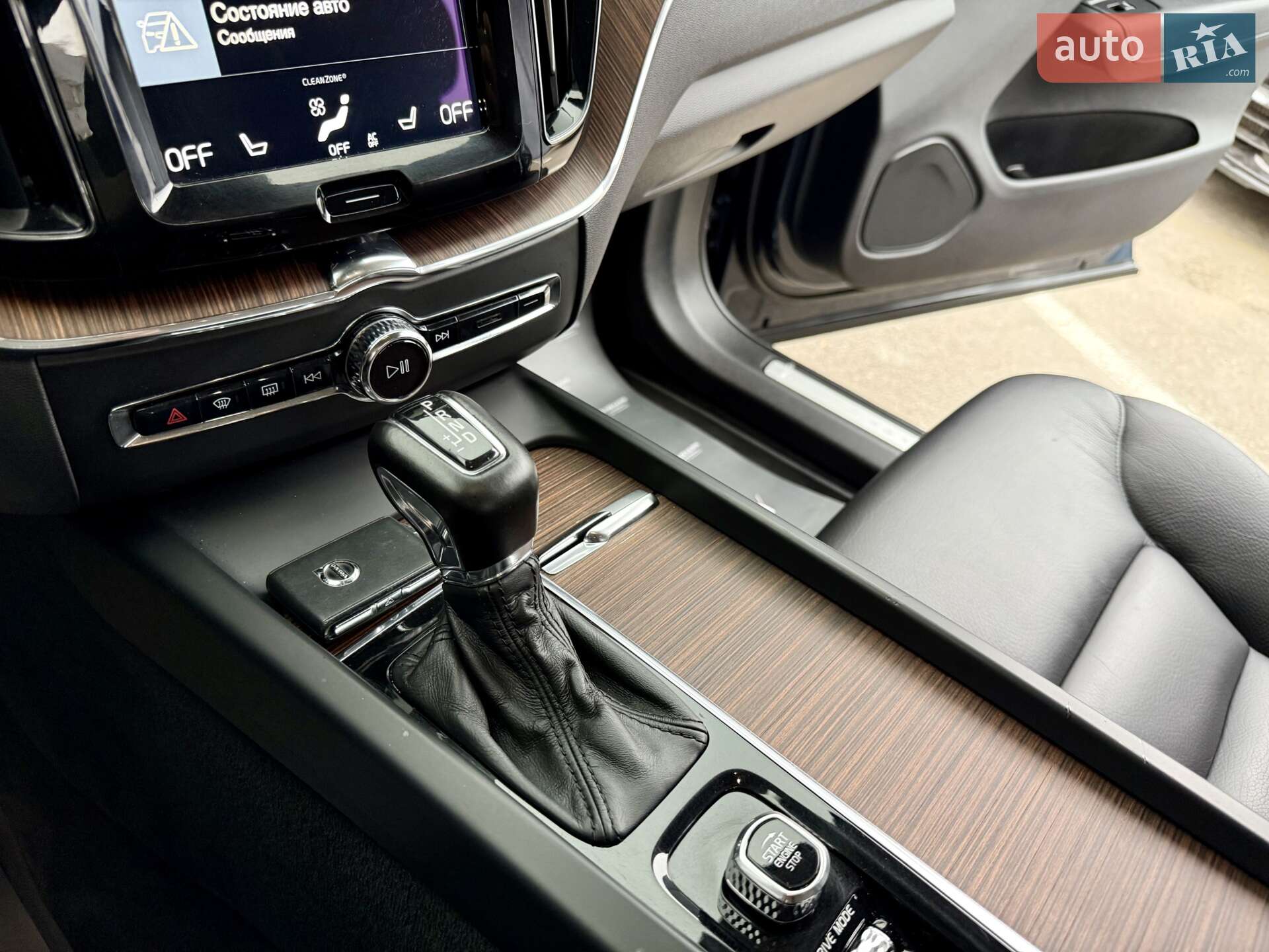 Volvo XC60 2017 VIN YV1UZA88CJ1015312 фото оголошення 35 з 48