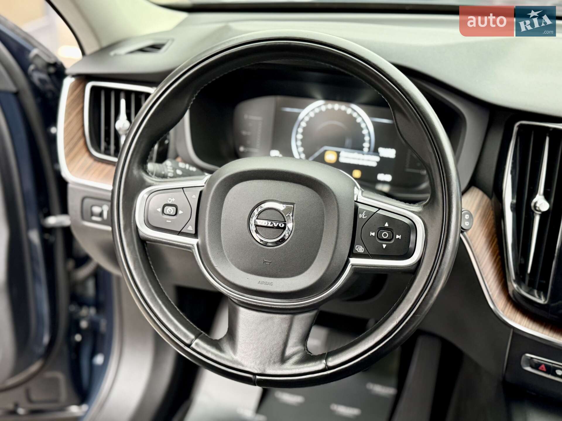 Volvo XC60 2017 VIN YV1UZA88CJ1015312 фото оголошення 34 з 48