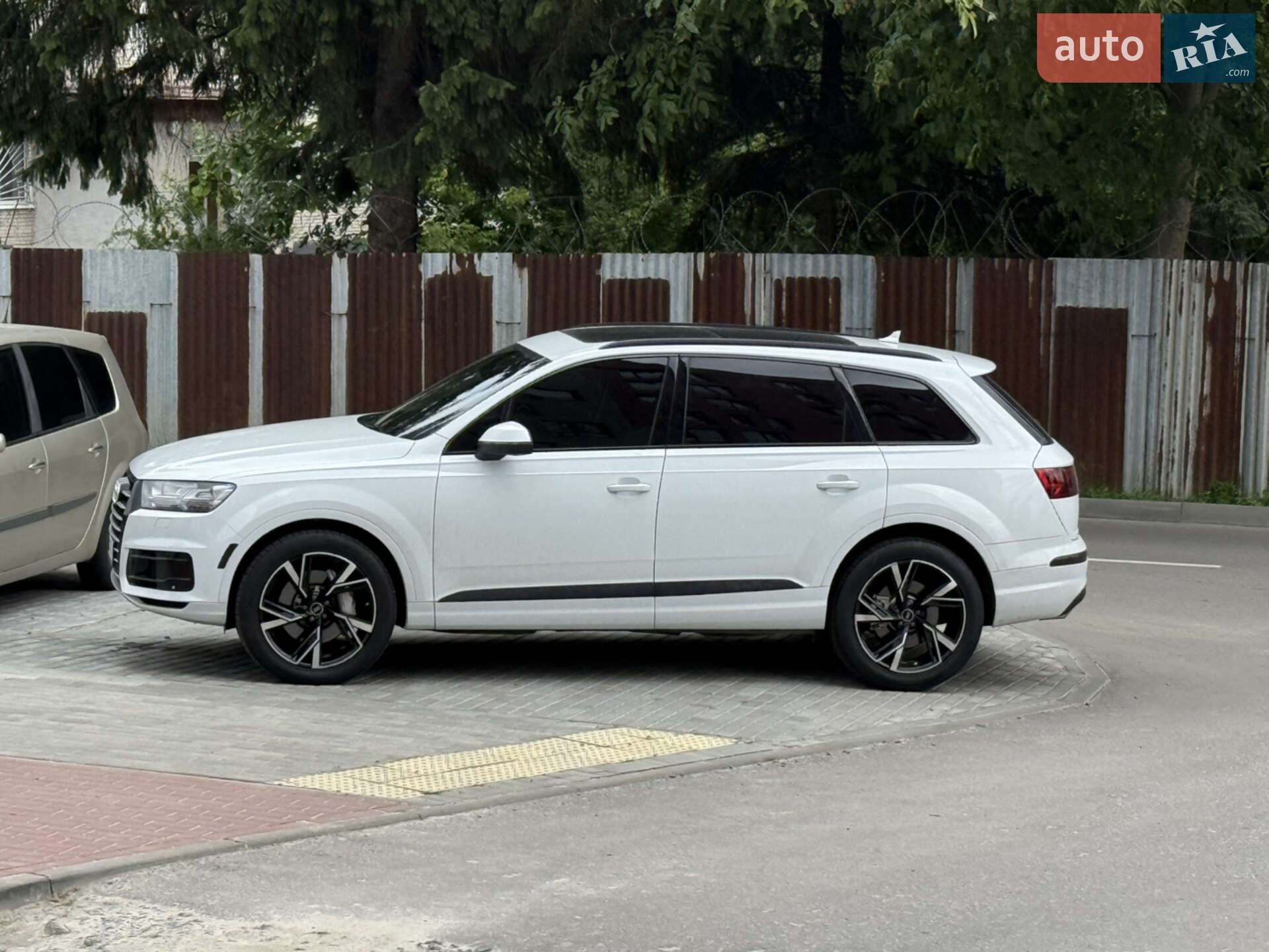 Audi Q7 2016 VIN WA1LAAF71HD020907 фото оголошення 17 з 25