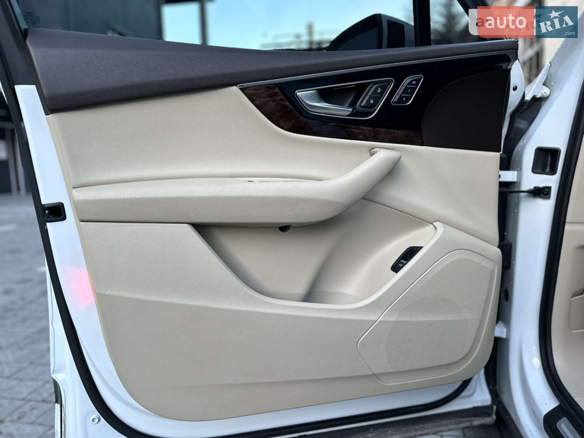Audi Q7 2016 VIN WA1LAAF71HD020907 фото оголошення 2 з 25
