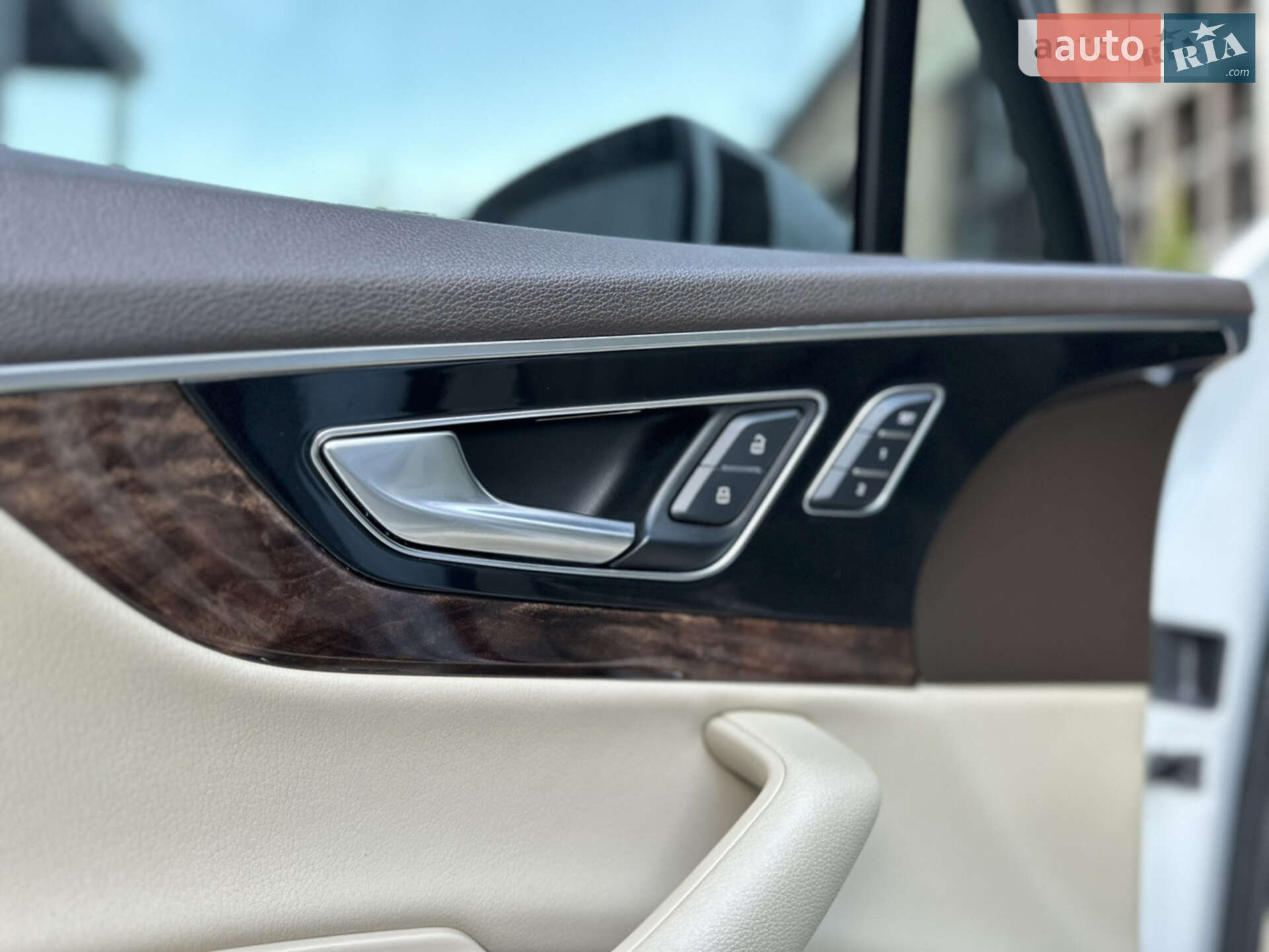 Audi Q7 2016 VIN WA1LAAF71HD020907 фото оголошення 4 з 25
