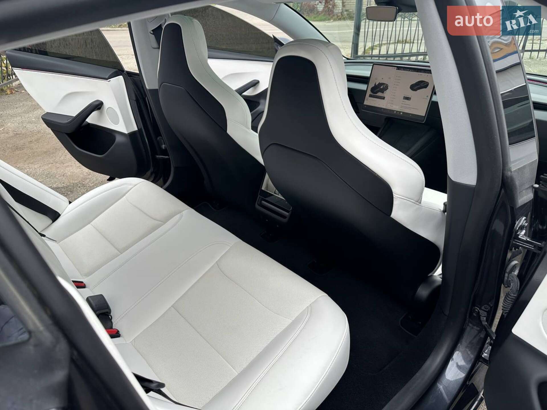 Tesla Model 3 2024 VIN 5YJ3E1ET5RF781734 фото оголошення 12 з 13