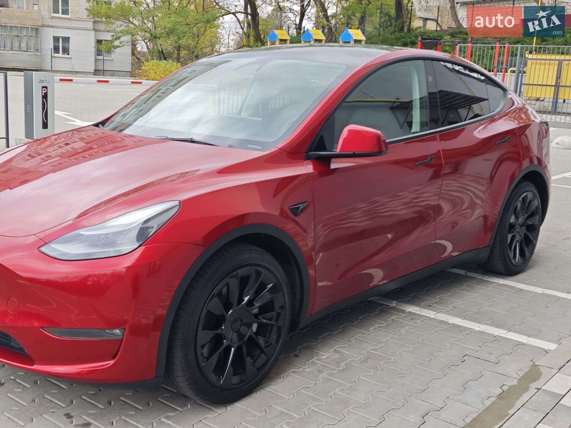 Tesla Model Y 2024 VIN 7SAYGAEEXRF056411 фото оголошення 29 з 74
