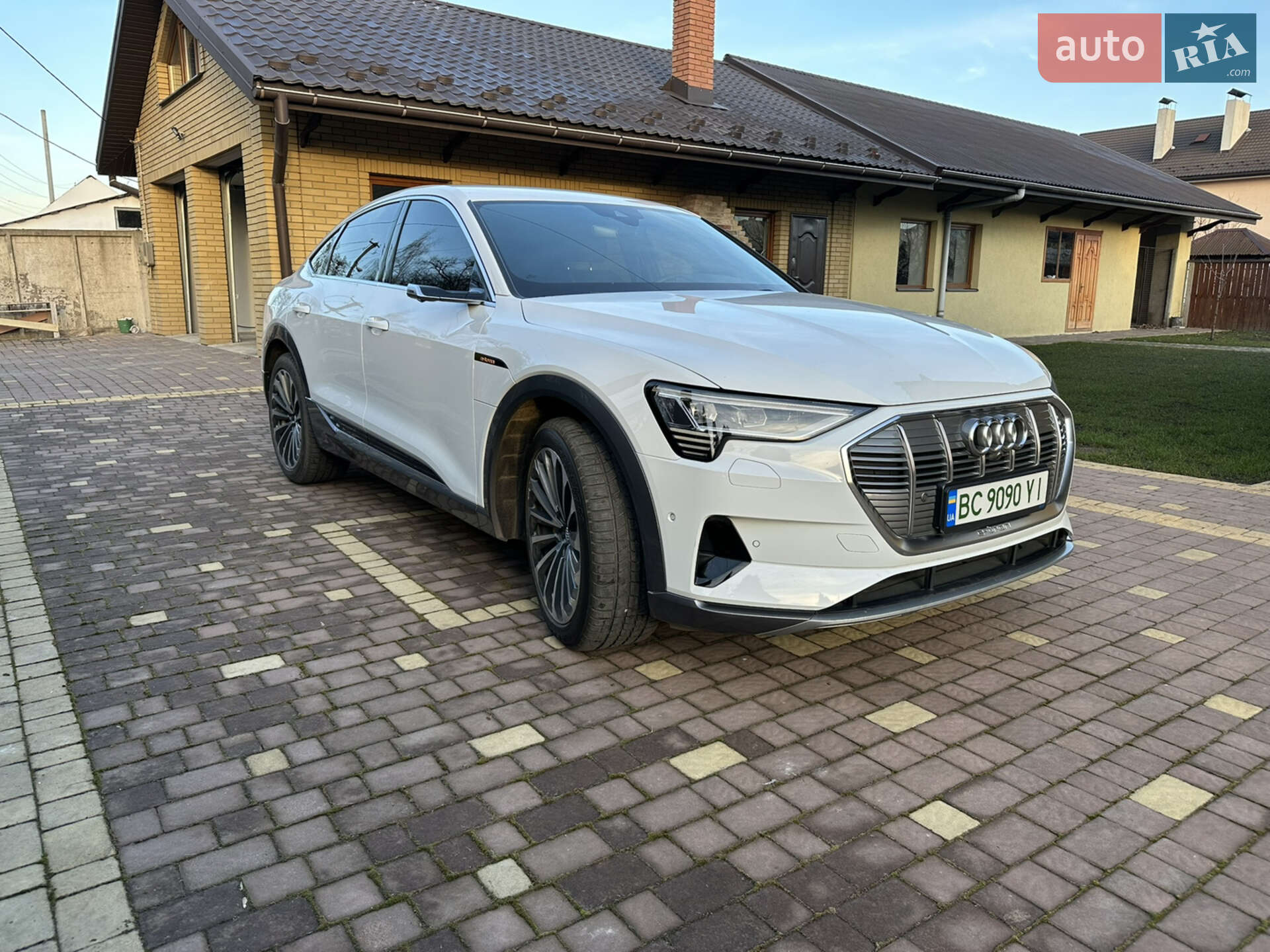 Audi e-tron 2020 VIN WAUZZZGE0LB030866 фото оголошення 2 з 15