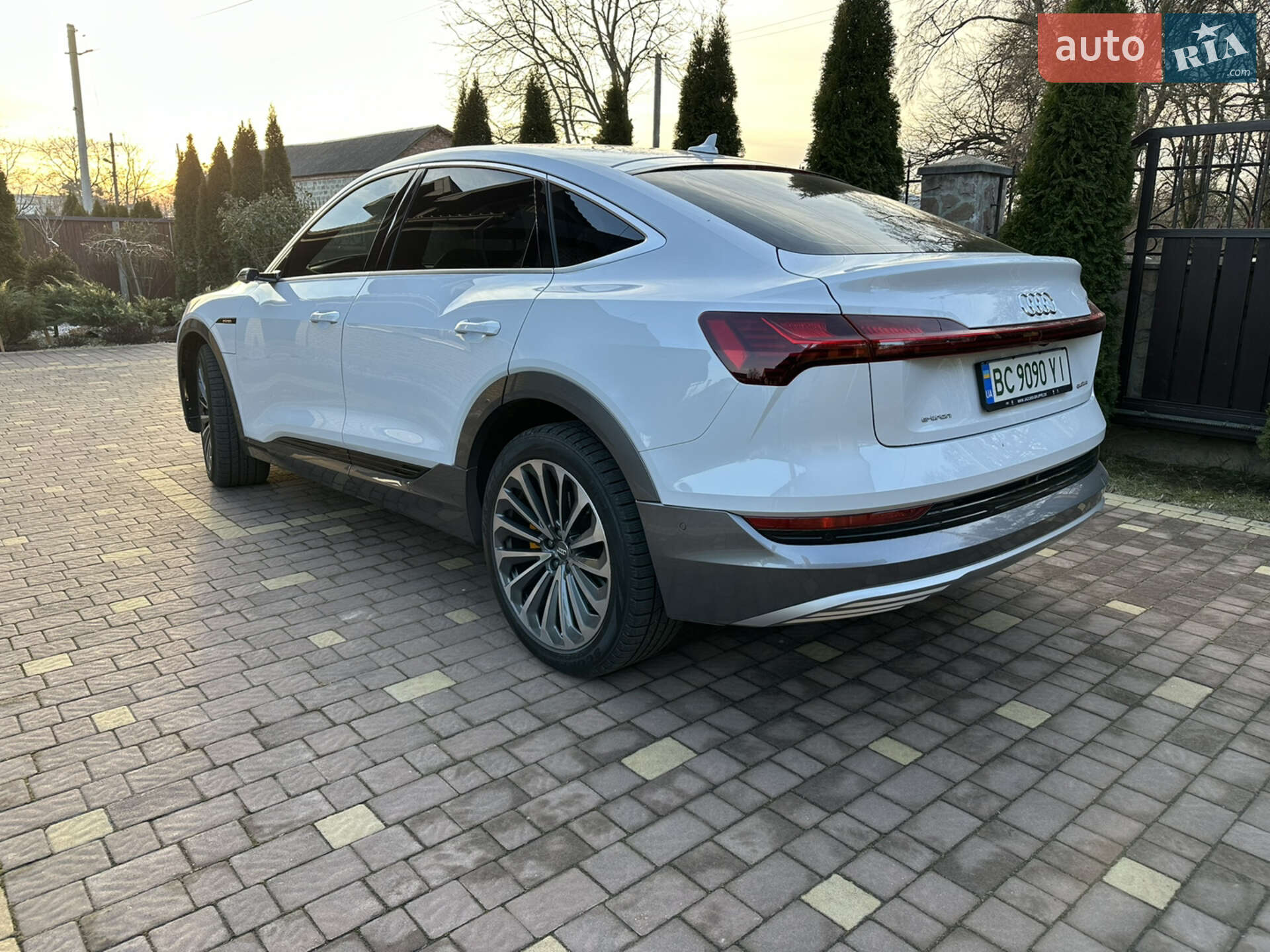 Audi e-tron 2020 VIN WAUZZZGE0LB030866 фото оголошення 4 з 15