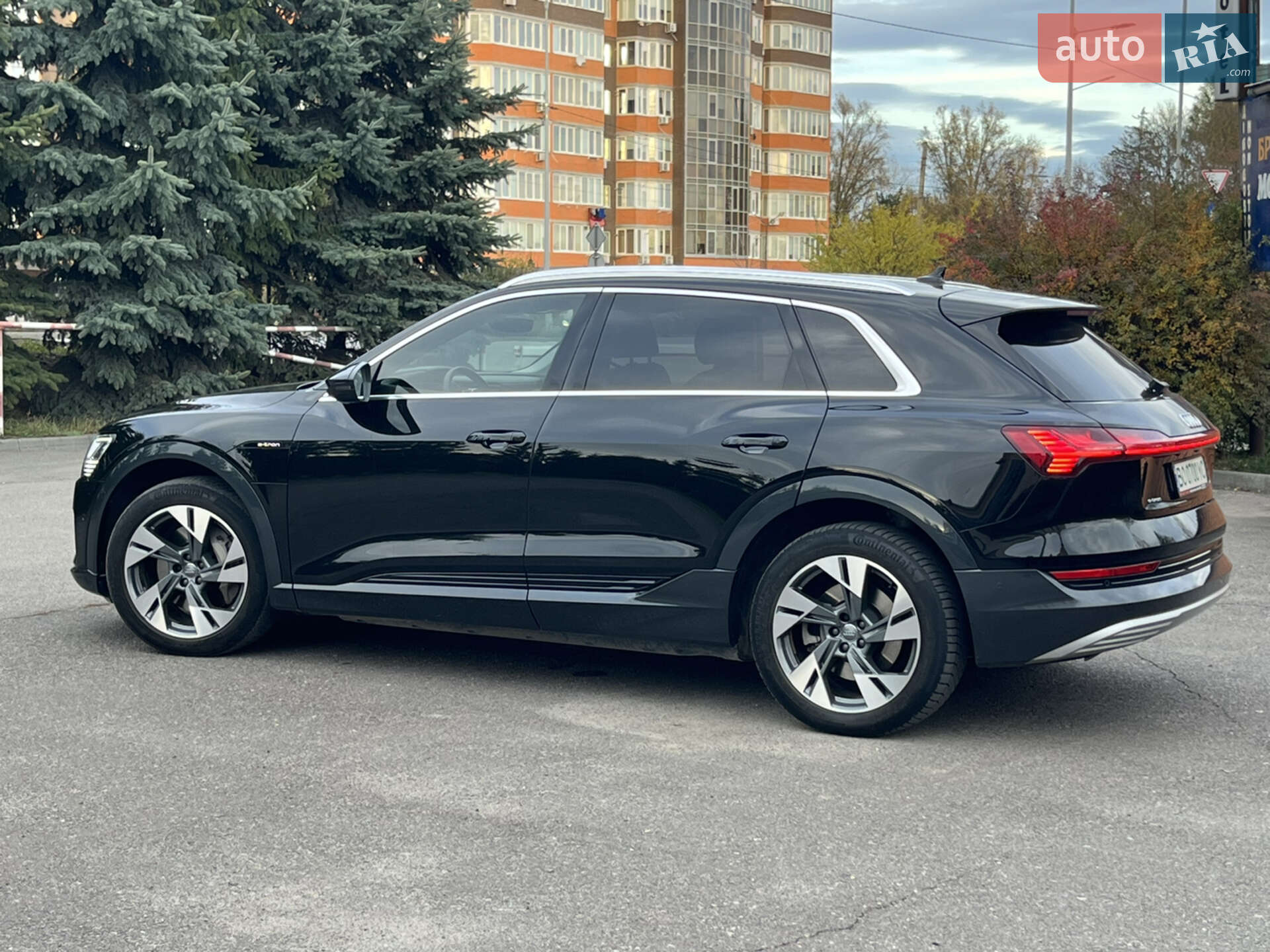 Audi e-tron 2018 VIN WAUZZZGE1KB002153 фото оголошення 4 з 52