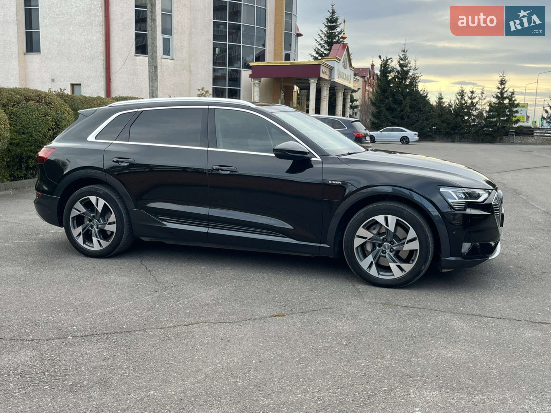 Audi e-tron 2018 VIN WAUZZZGE1KB002153 фото оголошення 15 з 52