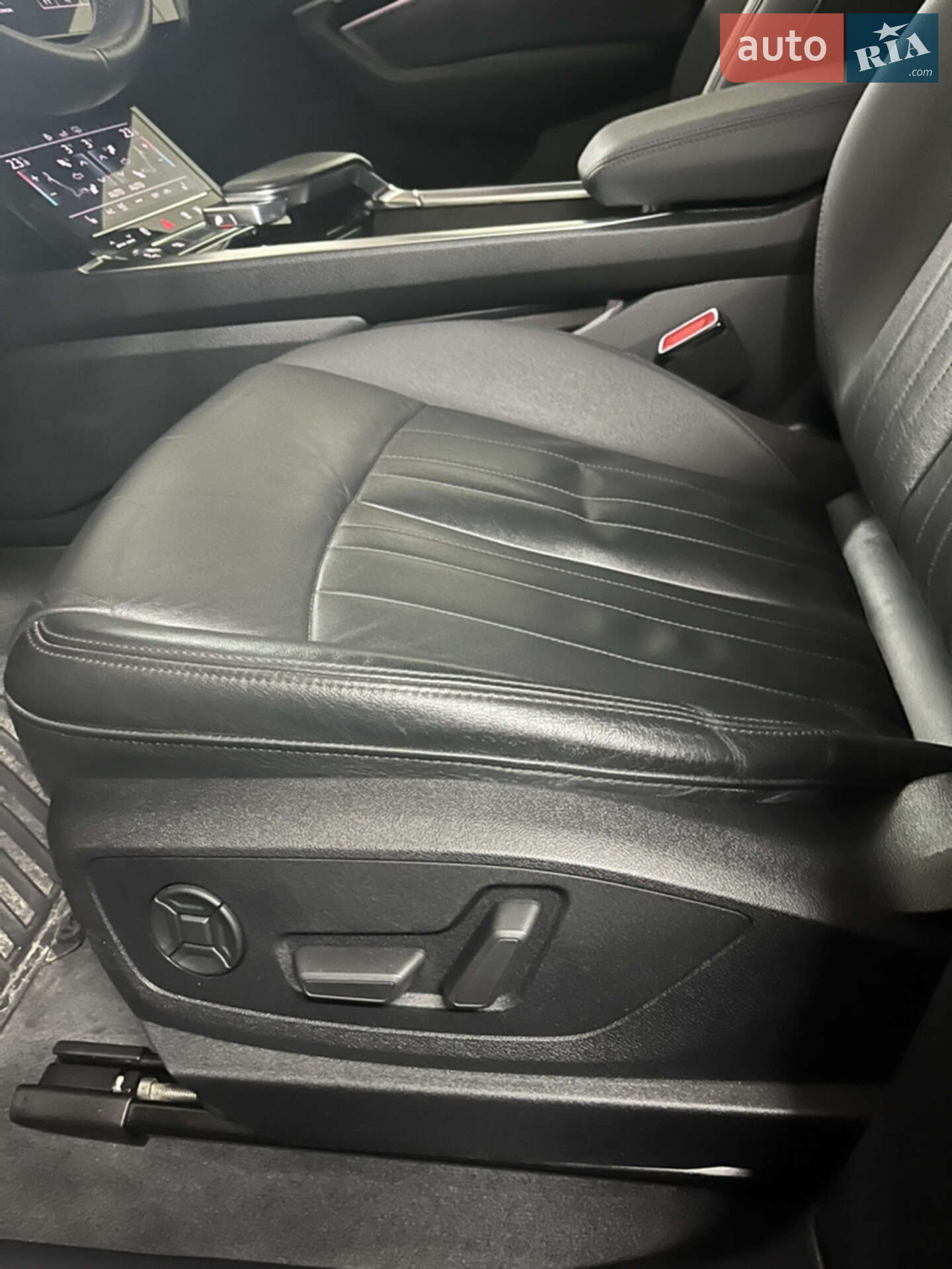 Audi e-tron 2018 VIN WAUZZZGE1KB002153 фото оголошення 25 з 52