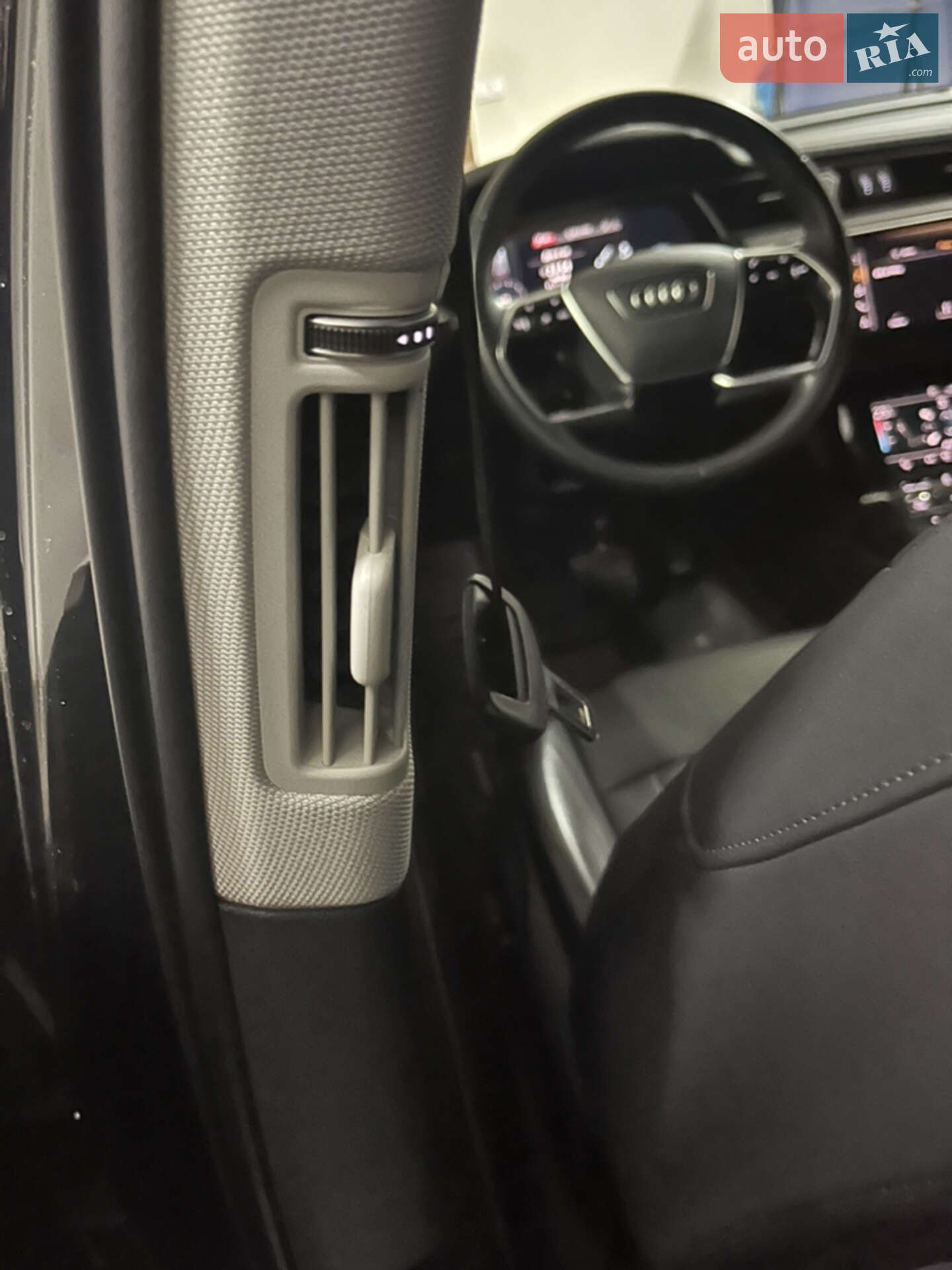 Audi e-tron 2018 VIN WAUZZZGE1KB002153 фото оголошення 27 з 52