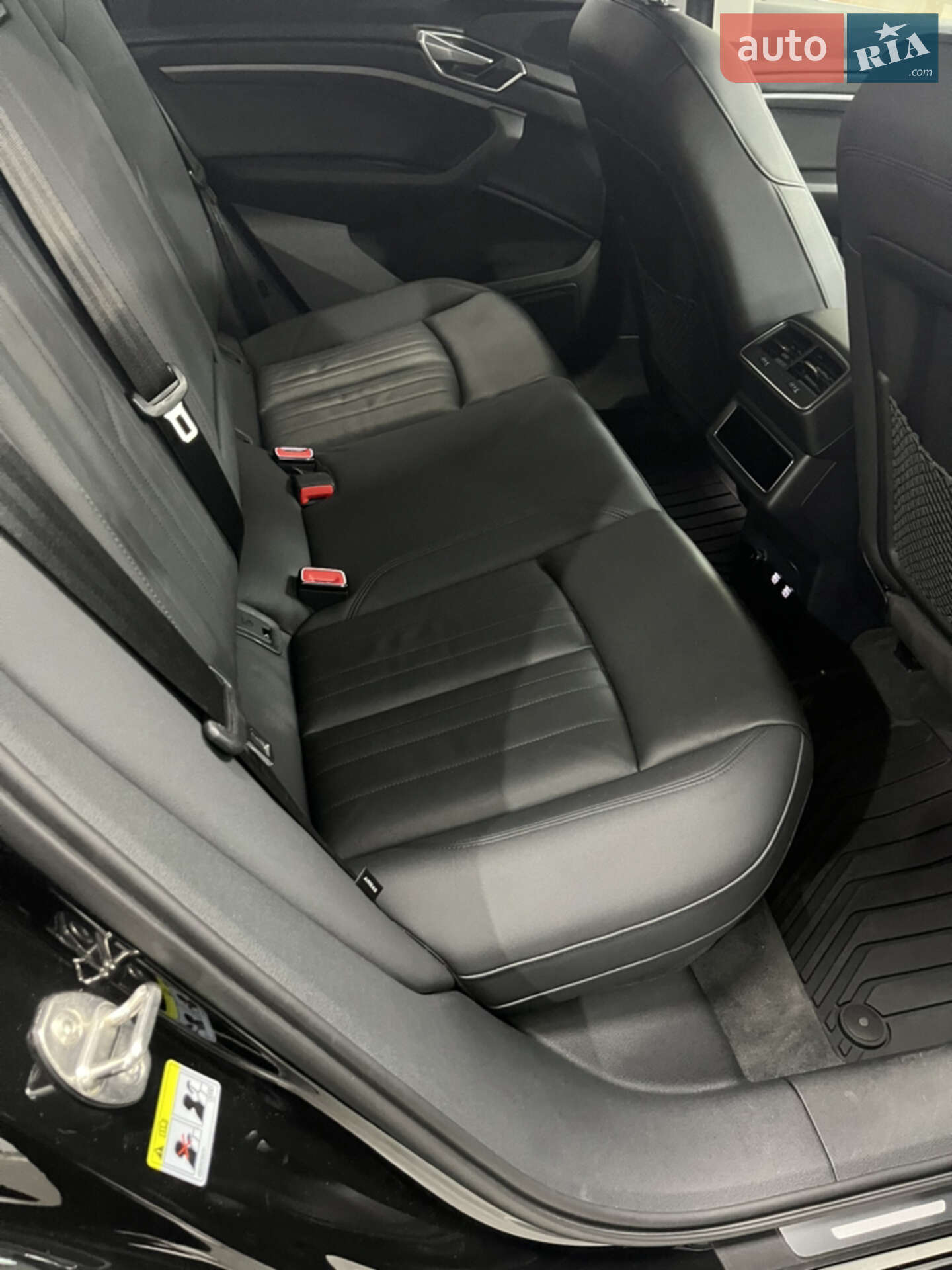 Audi e-tron 2018 VIN WAUZZZGE1KB002153 фото оголошення 31 з 52
