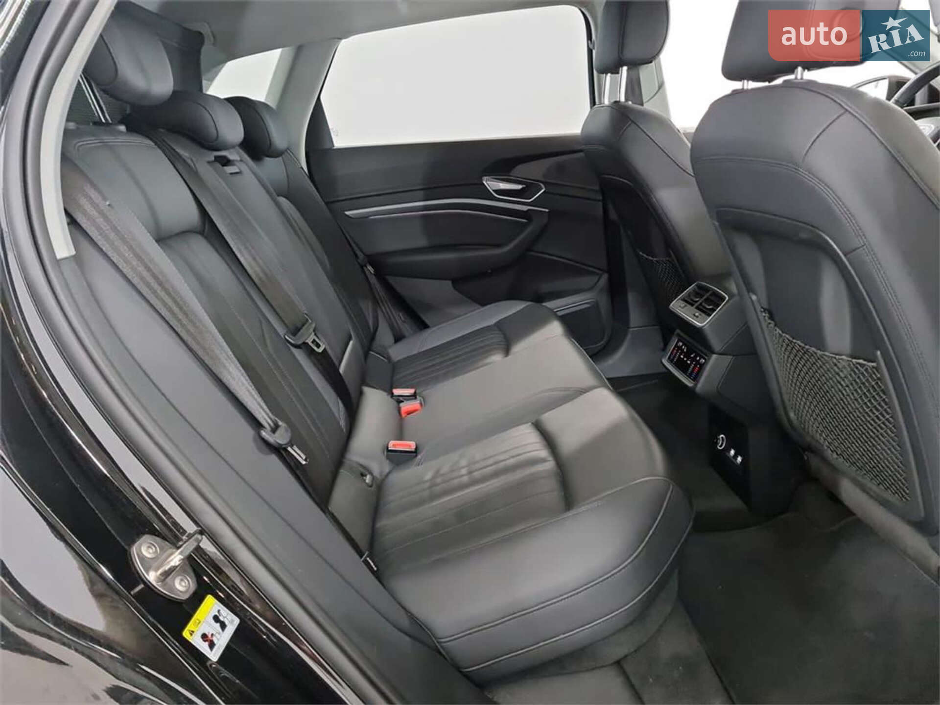 Audi e-tron 2018 VIN WAUZZZGE1KB002153 фото оголошення 40 з 52