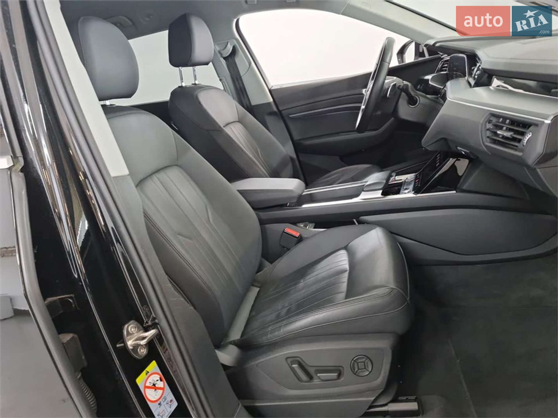 Audi e-tron 2018 VIN WAUZZZGE1KB002153 фото оголошення 45 з 52