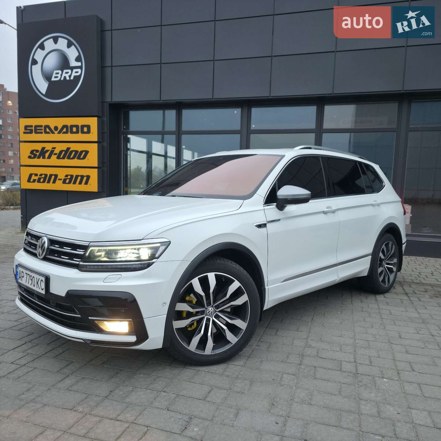 Volkswagen Tiguan 2018 VIN WVGZZZ5NZKM069406 фото оголошення 9 з 35