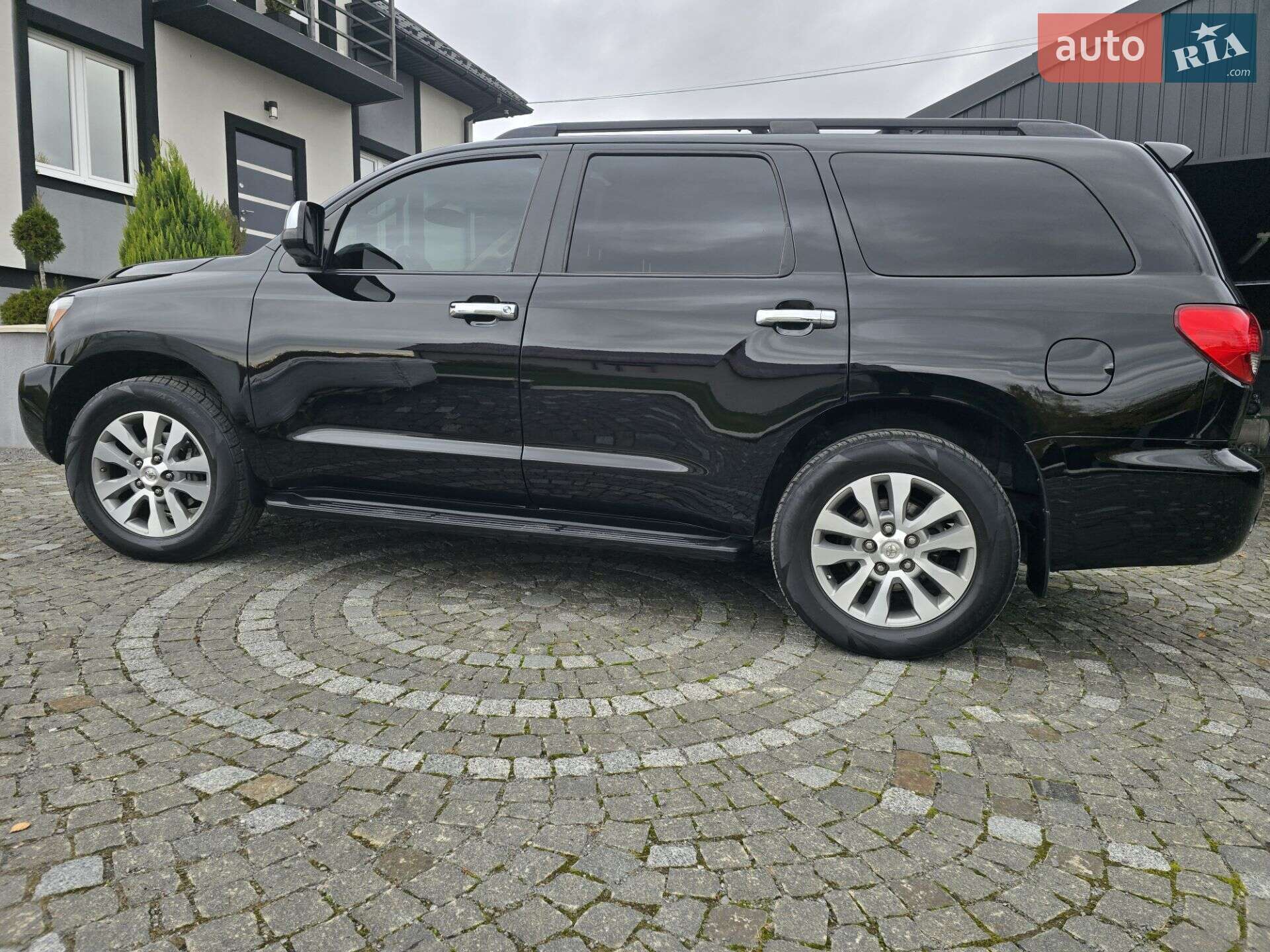 Toyota Sequoia 2016 VIN 5TDJY5G11GS144804 фото оголошення 9 з 92