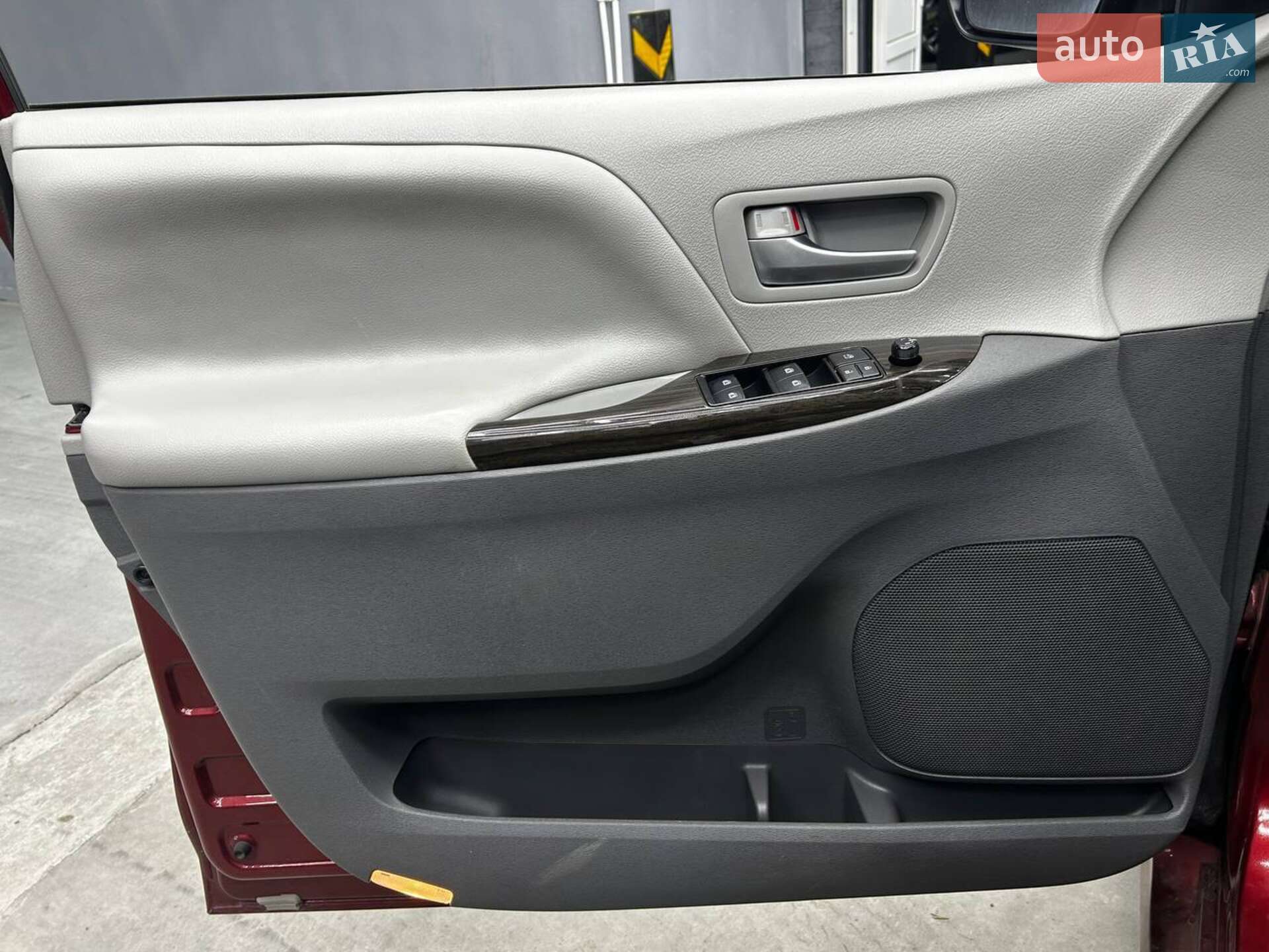Toyota Sienna 2018 VIN 5TDYZ3DC9KS996137 фото оголошення 8 з 23