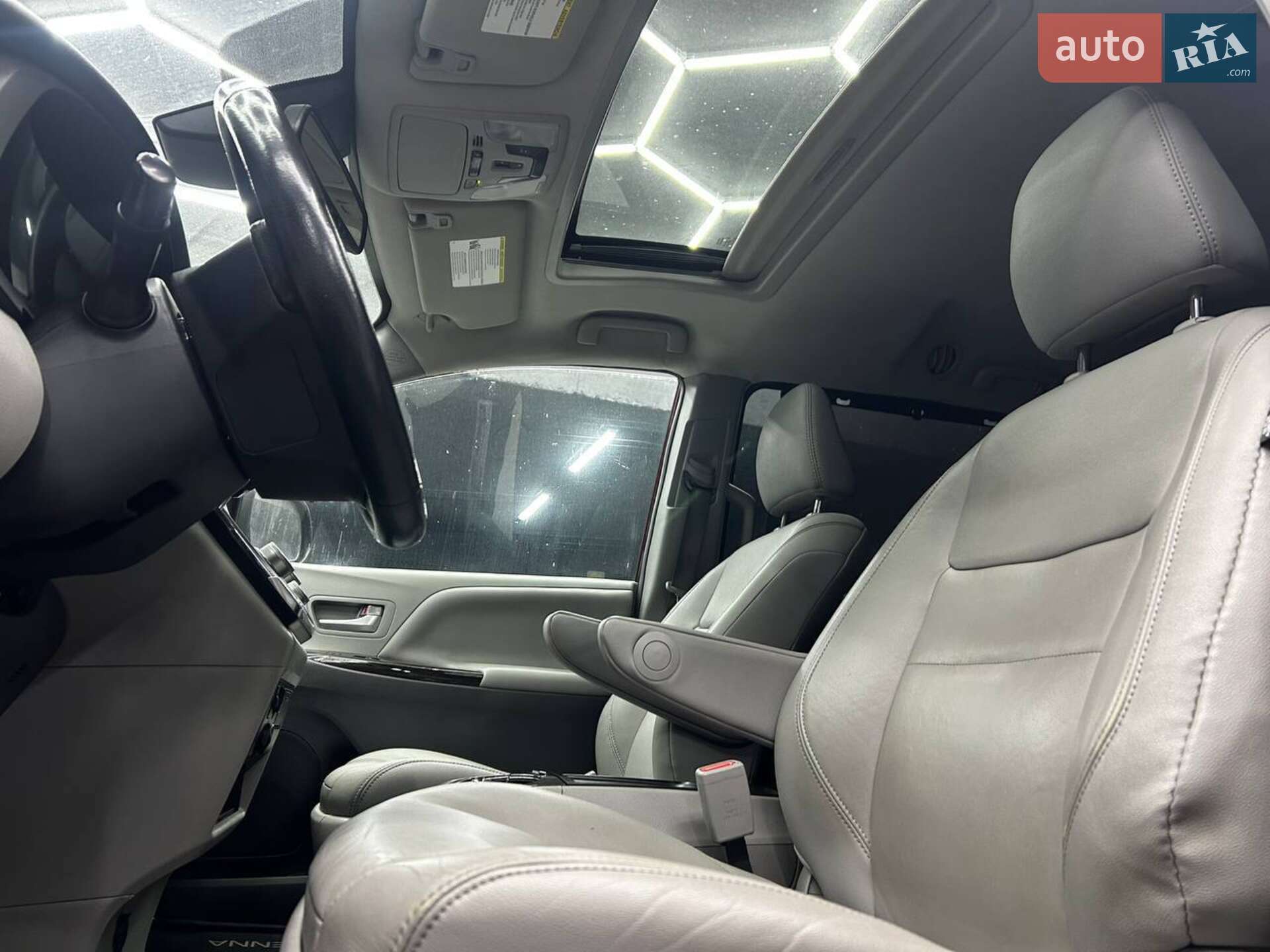 Toyota Sienna 2018 VIN 5TDYZ3DC9KS996137 фото оголошення 11 з 23